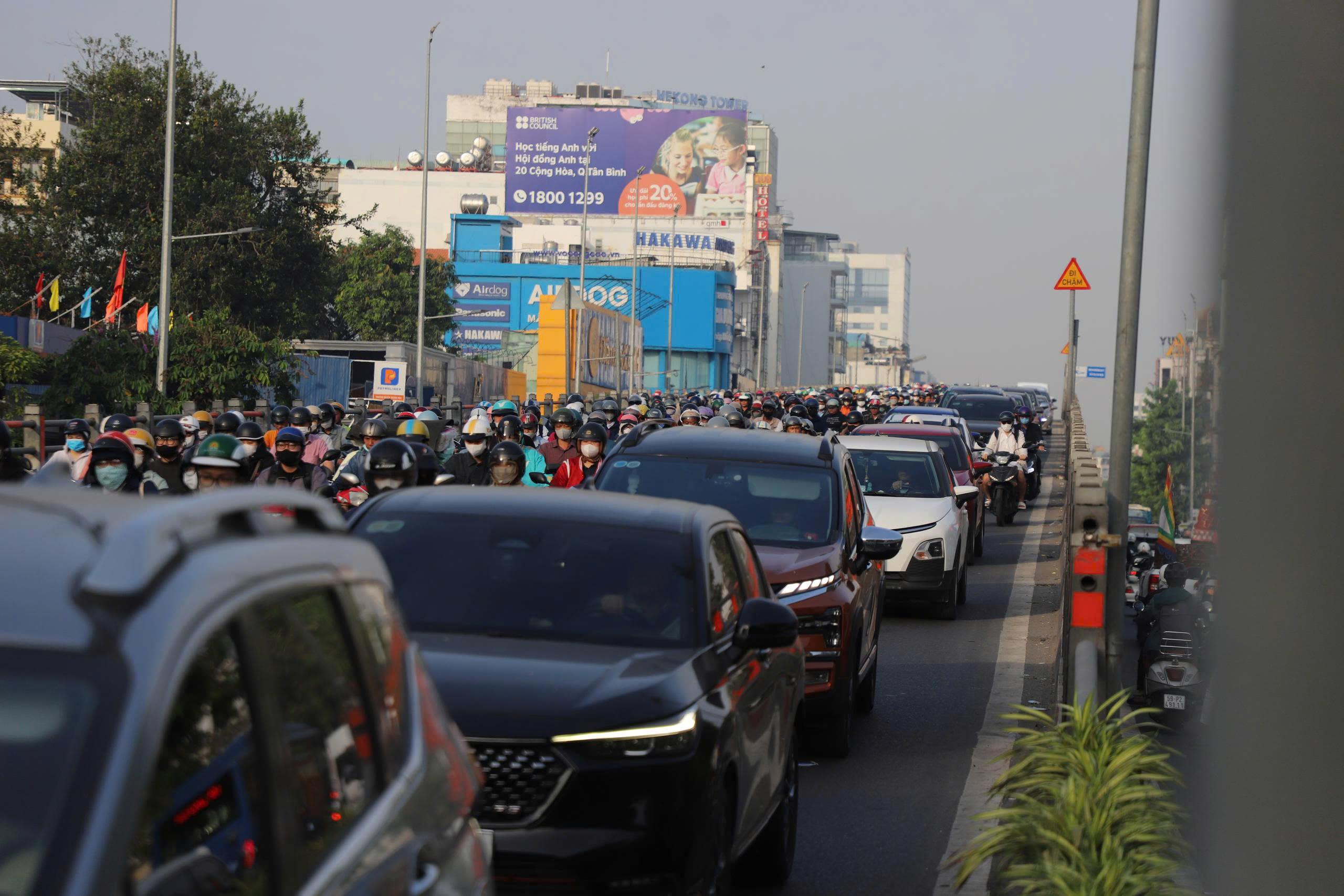 TP.HCM kẹt xe diện rộng ng&agrave;y l&agrave;m việc đầu năm, cửa ng&otilde; v&agrave;o trung t&acirc;m &ldquo;đ&oacute;ng băng&rdquo;- Ảnh 4.