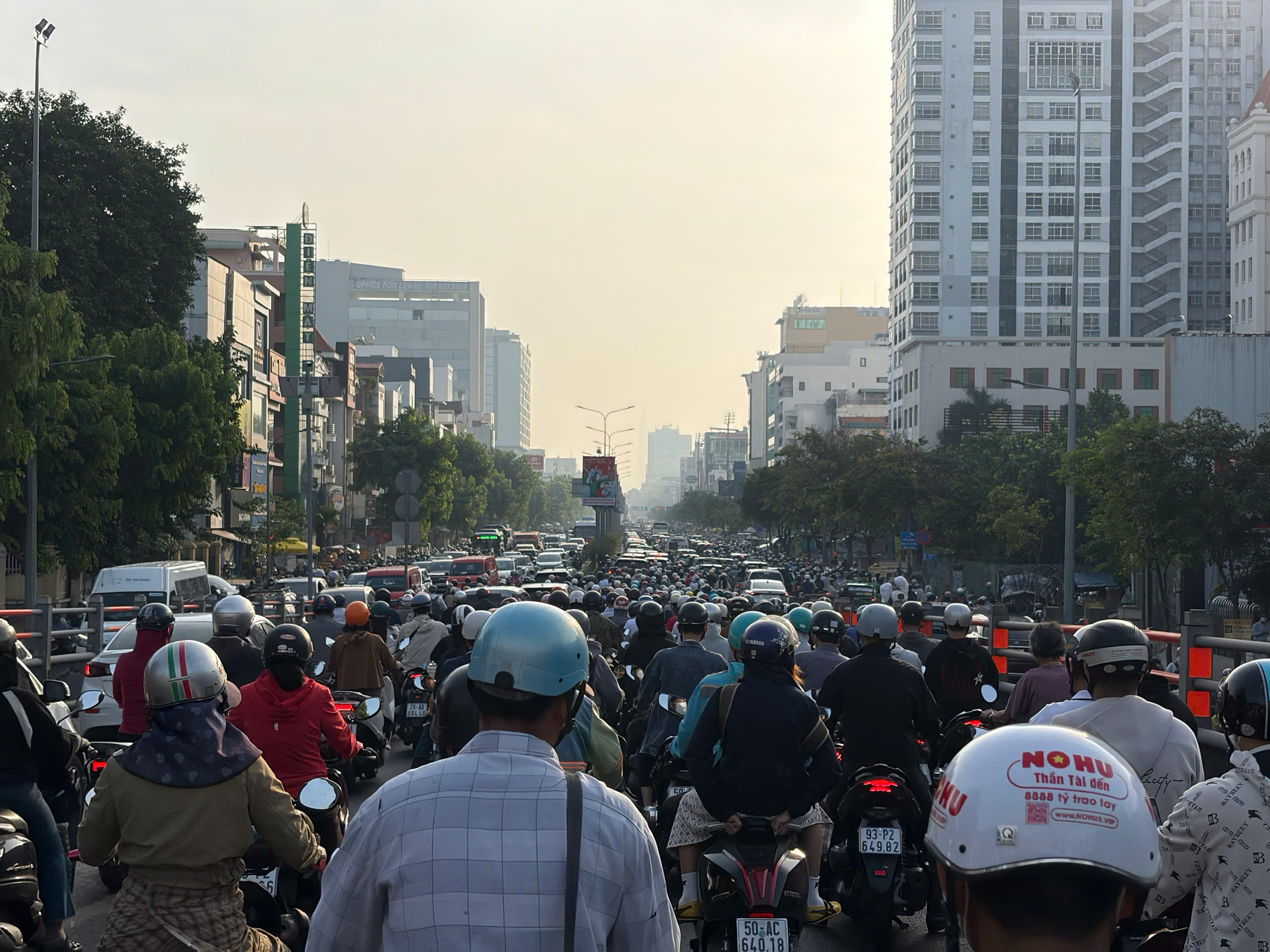 TP.HCM kẹt xe diện rộng ng&agrave;y l&agrave;m việc đầu năm, cửa ng&otilde; v&agrave;o trung t&acirc;m &ldquo;đ&oacute;ng băng&rdquo;- Ảnh 6.