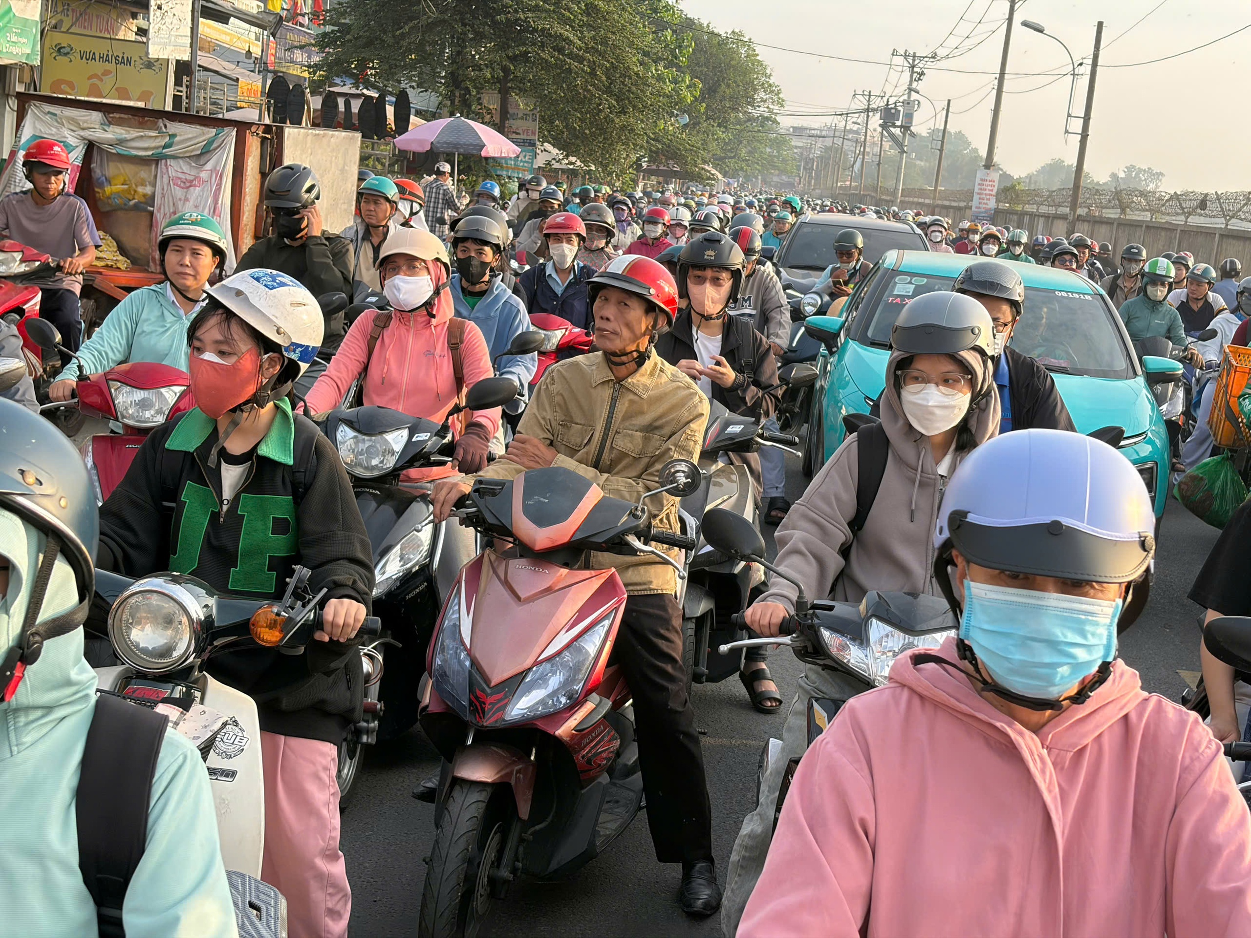 TP.HCM kẹt xe diện rộng ng&agrave;y l&agrave;m việc đầu năm, cửa ng&otilde; v&agrave;o trung t&acirc;m &ldquo;đ&oacute;ng băng&rdquo;- Ảnh 12.