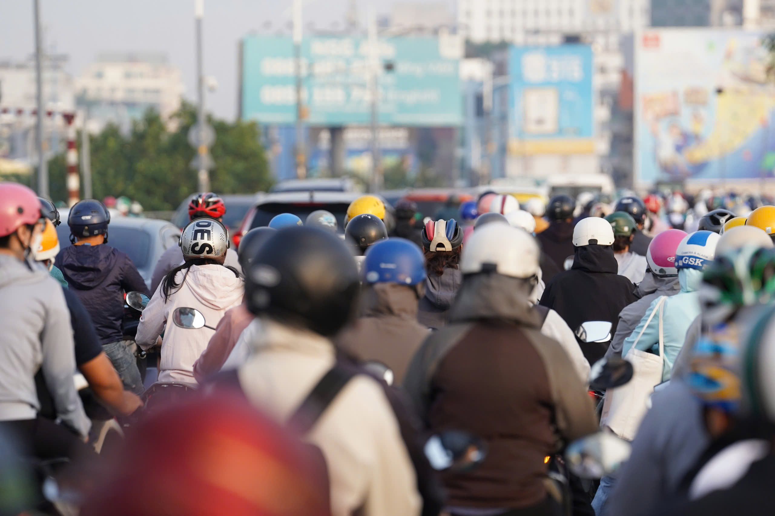TP.HCM kẹt xe diện rộng ng&agrave;y l&agrave;m việc đầu năm, cửa ng&otilde; v&agrave;o trung t&acirc;m &ldquo;đ&oacute;ng băng&rdquo;- Ảnh 13.