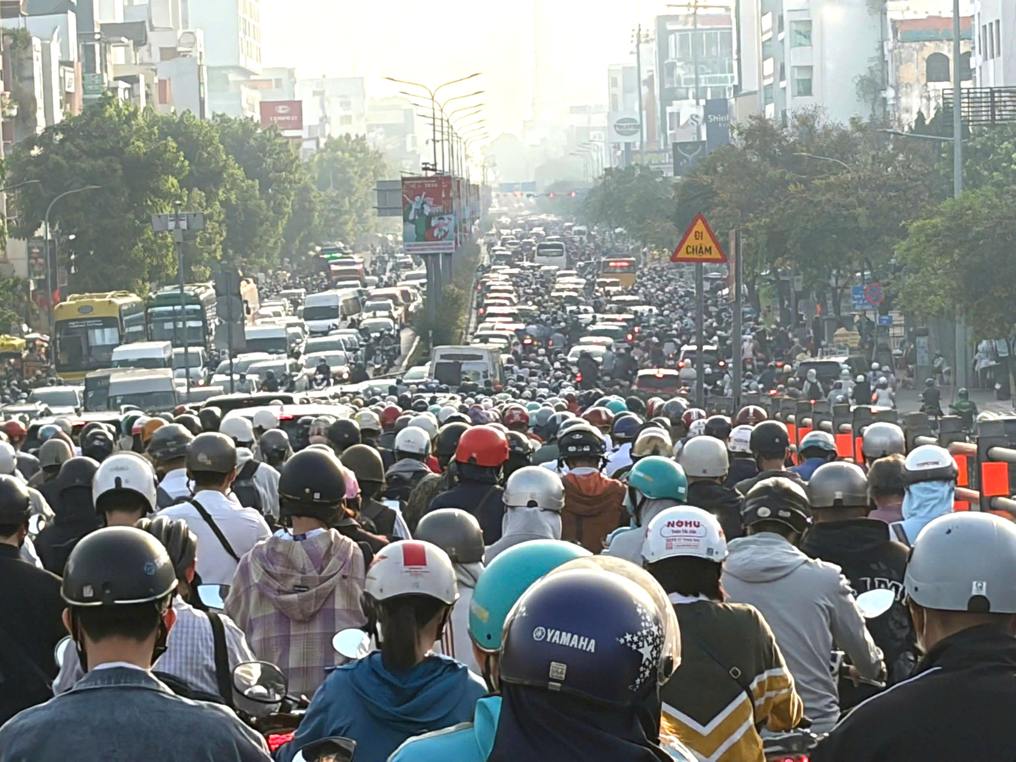 TP.HCM kẹt xe diện rộng ng&agrave;y l&agrave;m việc đầu năm, cửa ng&otilde; v&agrave;o trung t&acirc;m &ldquo;đ&oacute;ng băng&rdquo;- Ảnh 1.