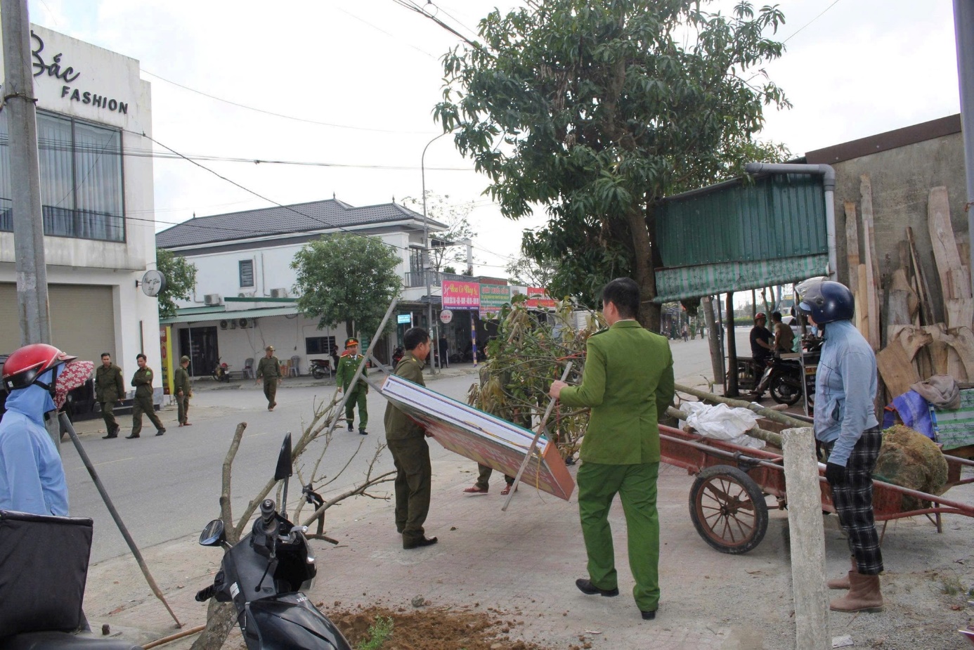 Nhiều tuyến đường giao th&ocirc;ng n&ocirc;ng th&ocirc;n ở H&agrave; Tĩnh được "thay &aacute;o mới&rdquo;- Ảnh 5.