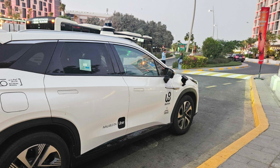 Xe taxi tự l&aacute;i Trung Quốc "lấn s&acirc;n" Trung Đ&ocirc;ng- Ảnh 1.