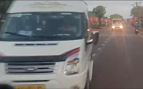 Gia Lai: Video hiện trường vụ hai xe 16 chỗ tạt đầu xe kh&aacute;ch