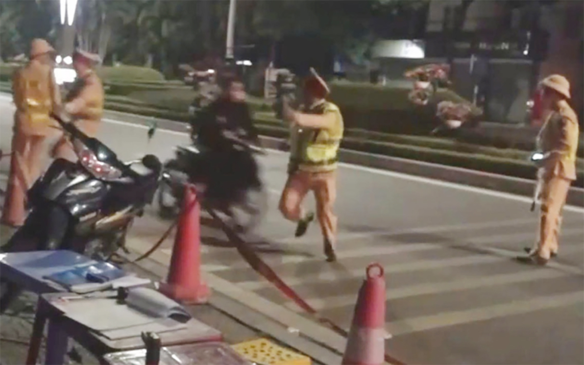 Lao xe v&agrave;o tổ c&ocirc;ng t&aacute;c CSGT, một đối tượng bị tạm giữ h&igrave;nh sự