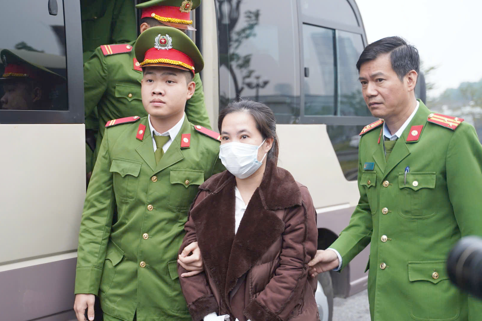 Hai cựu Cục trưởng Cục An to&agrave;n thực phẩm hầu t&ograve;a v&igrave; nhận hối lộ- Ảnh 4.