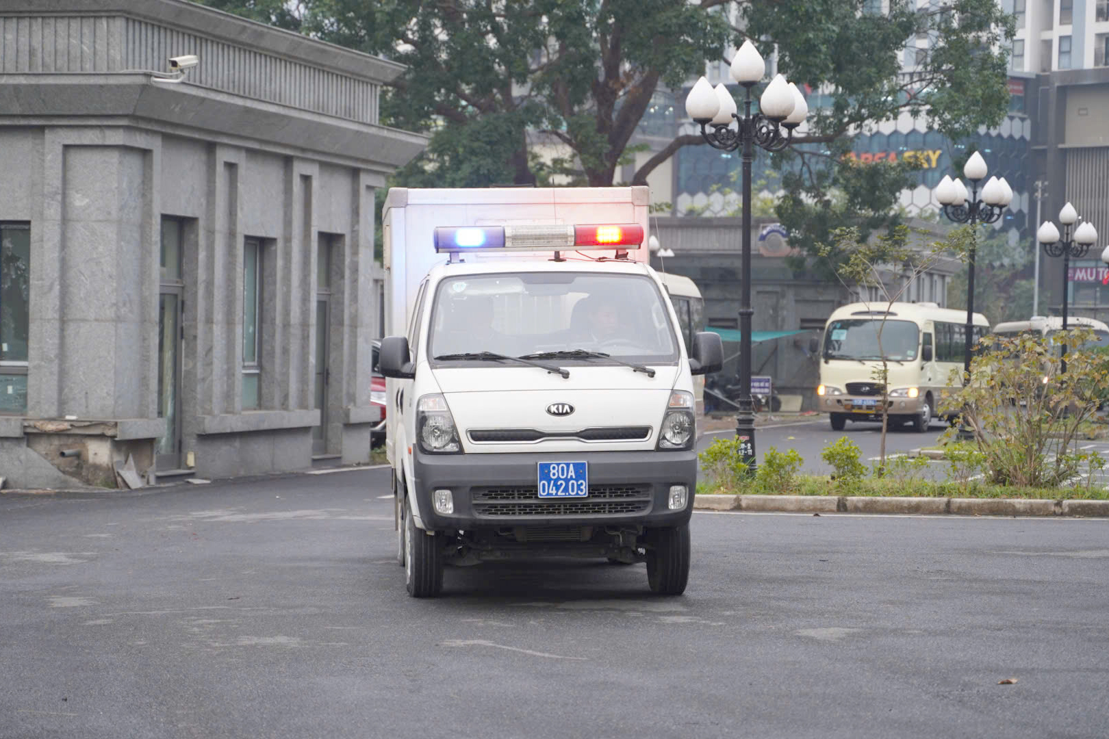 Hai cựu Cục trưởng Cục An to&agrave;n thực phẩm hầu t&ograve;a v&igrave; nhận hối lộ- Ảnh 1.