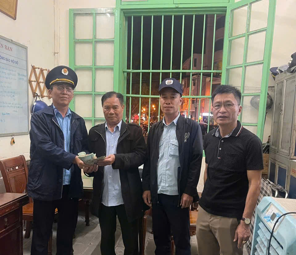 Ấm l&ograve;ng ng&agrave;y đầu năm: Nh&acirc;n vi&ecirc;n ga Nha Trang trao trả h&agrave;ng chục triệu đồng bỏ qu&ecirc;n- Ảnh 1.