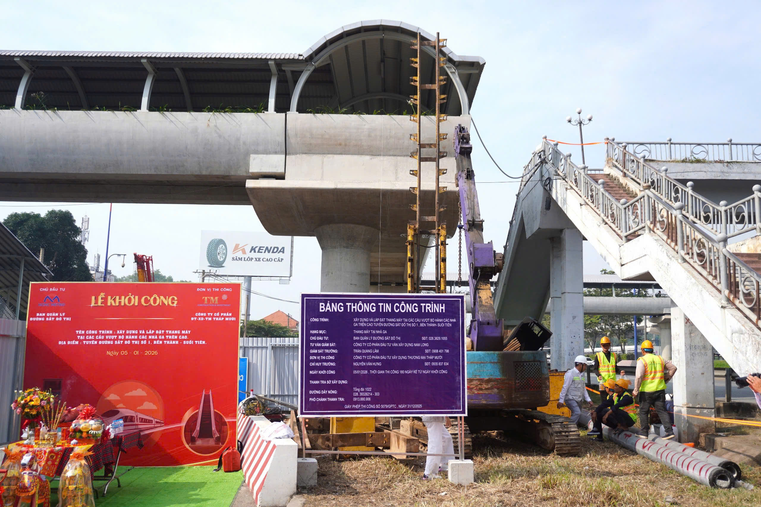TP.HCM khởi c&ocirc;ng lắp đặt thang m&aacute;y tại c&aacute;c cầu vượt bộ h&agrave;nh dọc tuyến metro số 1- Ảnh 1.