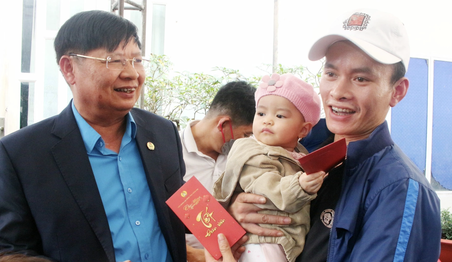 Loạt v&eacute; xe nghĩa t&igrave;nh trao tay đưa sinh vi&ecirc;n, c&ocirc;ng nh&acirc;n Đồng Nai về qu&ecirc; đ&oacute;n Tết- Ảnh 2.