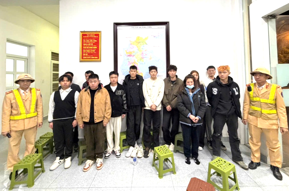 CSGT Quảng Ninh ph&aacute;t hiện &ocirc; t&ocirc; chở 12 người nhập cảnh tr&aacute;i ph&eacute;p- Ảnh 1.