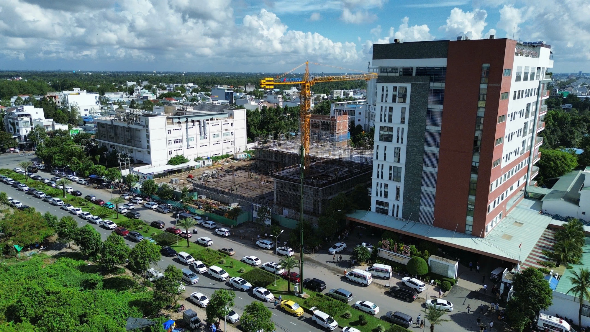 Vấn nạn h&agrave;ng trăm &ocirc; t&ocirc; đỗ k&iacute;n c&aacute;c tuyến đường quanh Bệnh viện SIS Cần Thơ bao giờ xử l&yacute;?- Ảnh 1.