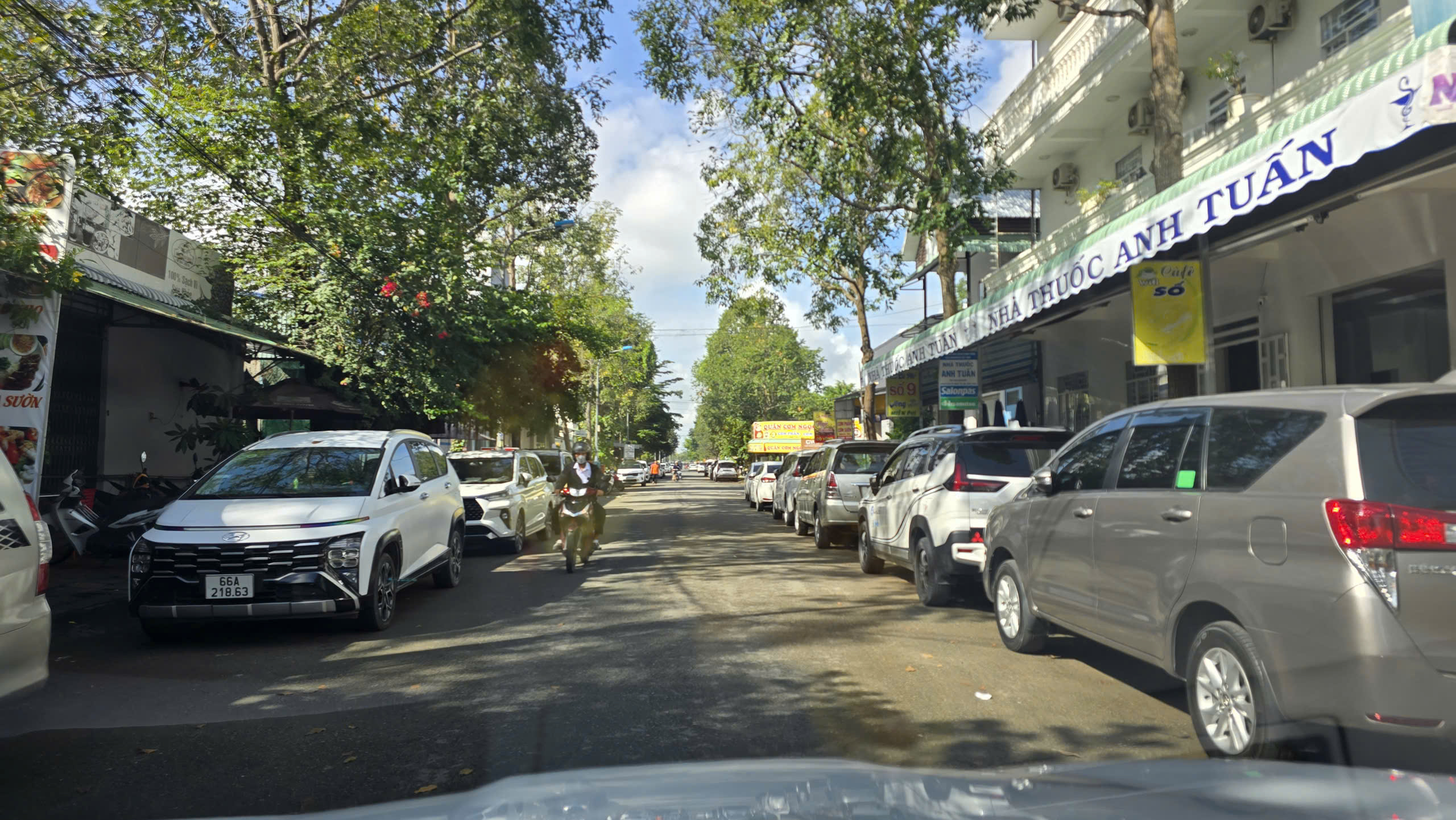 Vấn nạn h&agrave;ng trăm &ocirc; t&ocirc; đỗ k&iacute;n c&aacute;c tuyến đường quanh Bệnh viện SIS Cần Thơ bao giờ xử l&yacute;?- Ảnh 6.