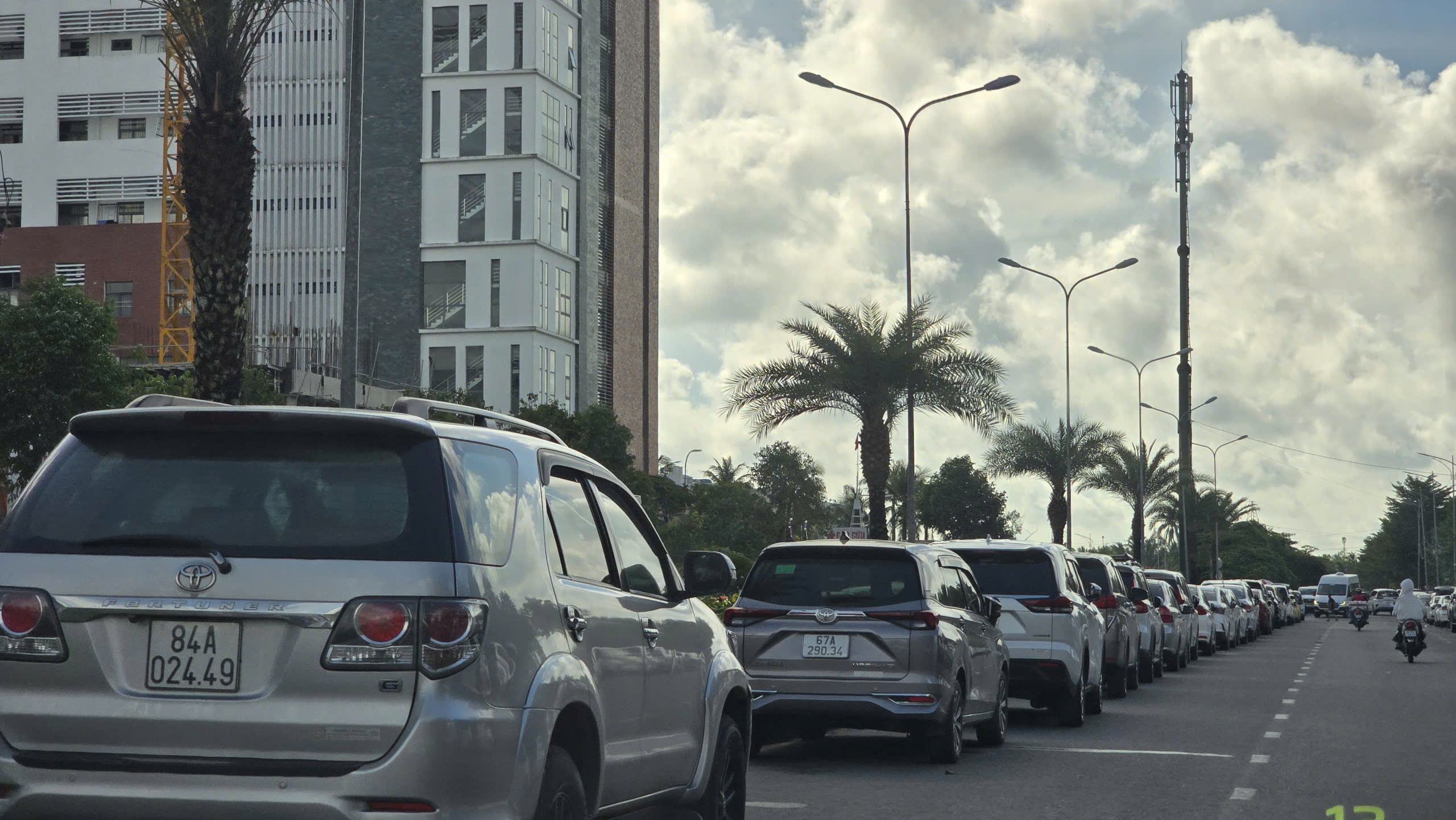 Vấn nạn h&agrave;ng trăm &ocirc; t&ocirc; đỗ k&iacute;n c&aacute;c tuyến đường quanh Bệnh viện SIS Cần Thơ bao giờ xử l&yacute;?- Ảnh 5.