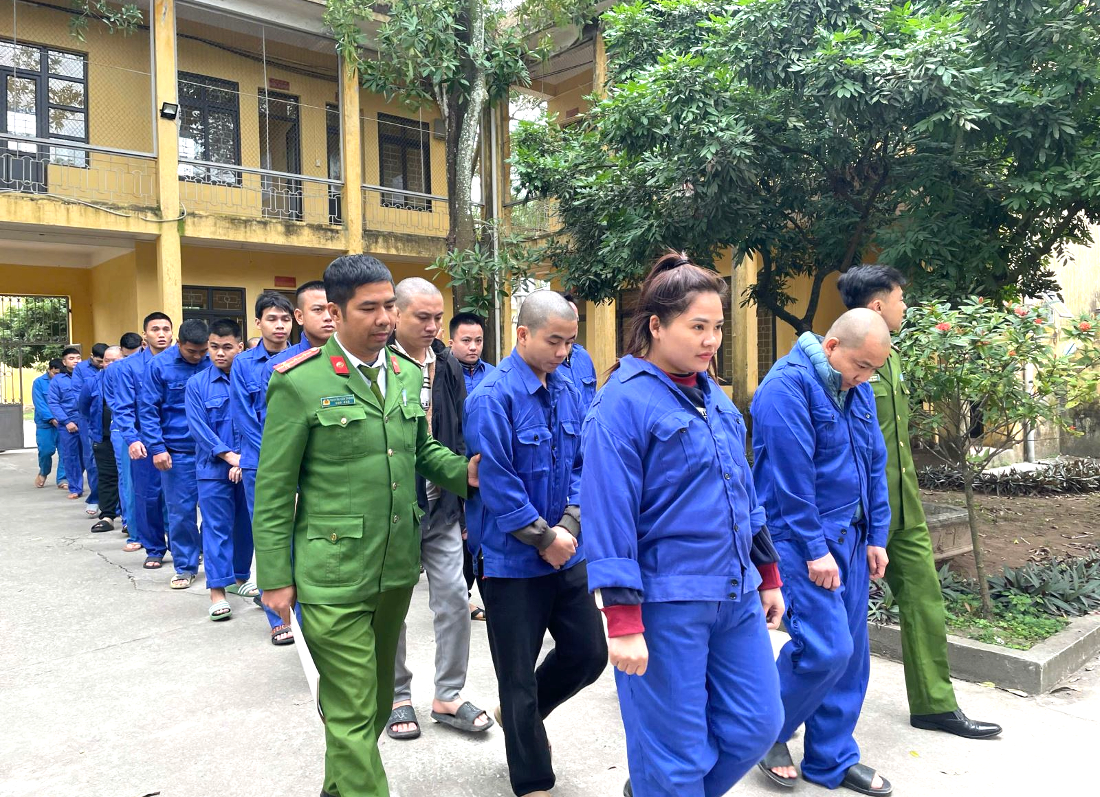 Hưng Y&ecirc;n: Triệt ph&aacute; đường d&acirc;y lừa đảo tinh vi qua mạng x&atilde; hội, giao dịch hơn 9.300 tỷ đồng- Ảnh 1.