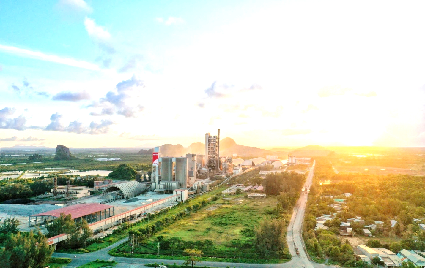 Bộ Xây dựng ban hành Thông tư quy định đặc điểm kinh tế - kỹ thuật của xi măng- Ảnh 2. Thông tư số 62/2025/TT-BXD áp dụng đối với các doanh nghiệp sản xuất xi măng; các cơ quan, tổ chức, cá nhân có liên quan. (Ảnh minh họa)