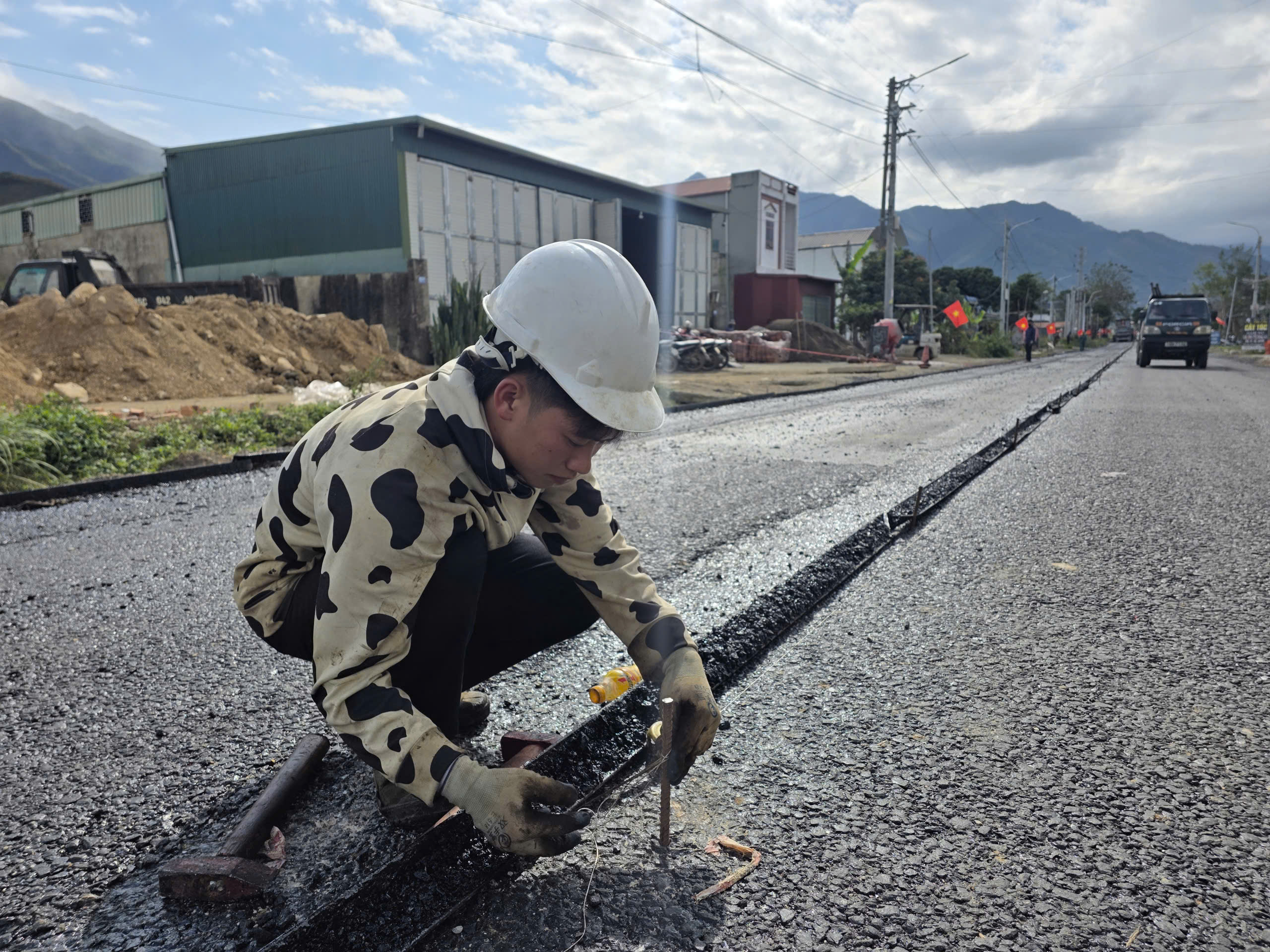 Lai Ch&acirc;u tăng tốc sửa chữa quốc lộ 32, bảo đảm giao th&ocirc;ng dịp Tết Nguy&ecirc;n đ&aacute;n- Ảnh 7.