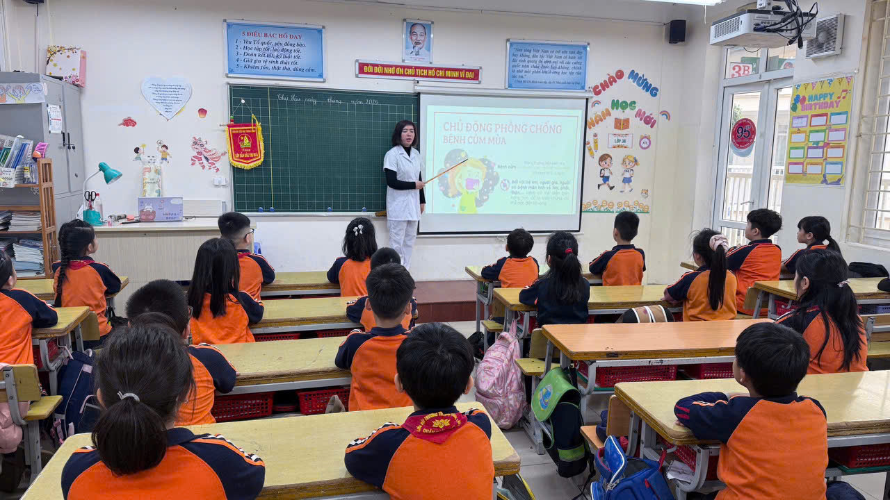 H&agrave; Nội tăng cường biện ph&aacute;p bảo vệ sức khỏe học sinh trong đợt r&eacute;t đậm- Ảnh 2.