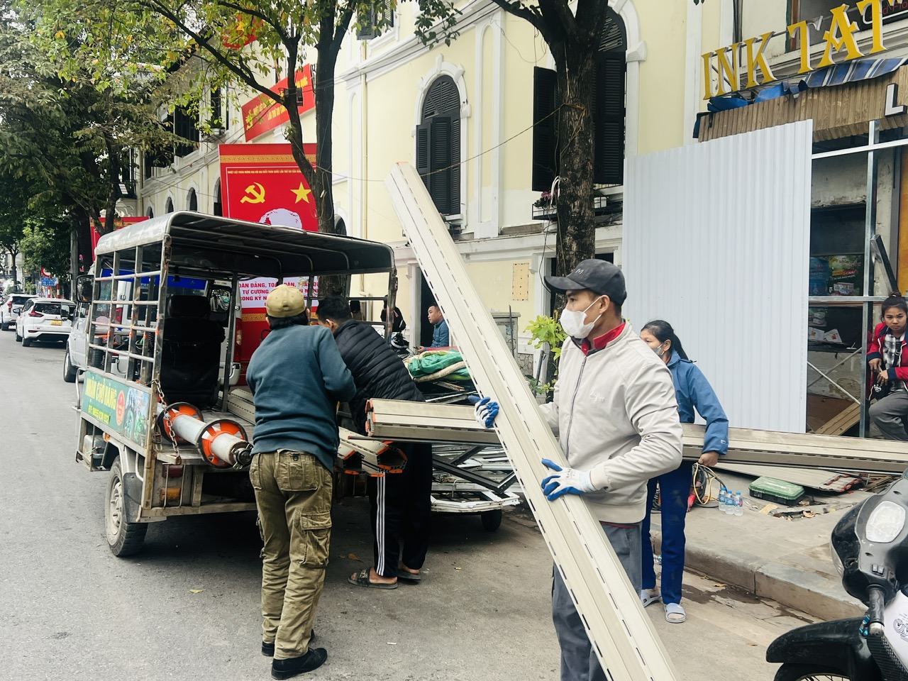 H&agrave; Nội: Người d&acirc;n hối hả di dời, b&agrave;n giao mặt bằng l&agrave;m quảng trường ph&iacute;a Đ&ocirc;ng hồ Ho&agrave;n Kiếm- Ảnh 5.