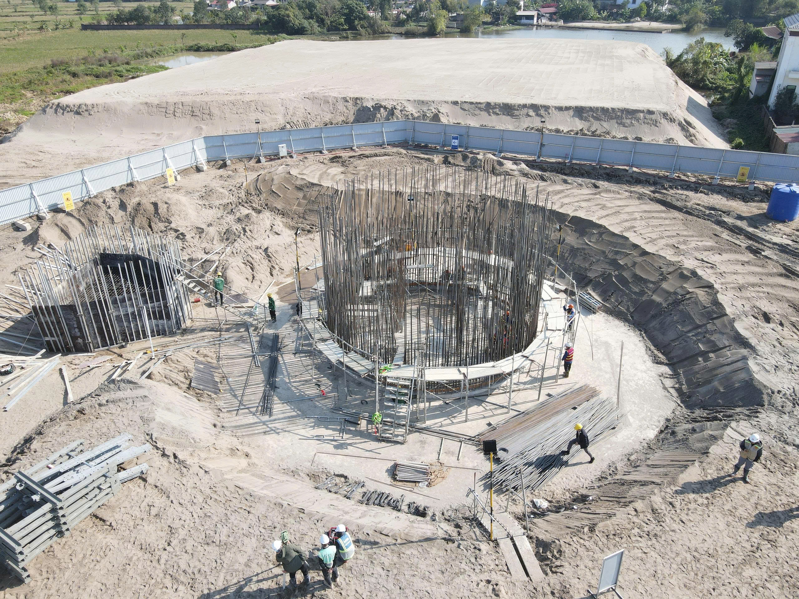 H&agrave;ng ngh&igrave;n c&ocirc;ng nh&acirc;n, m&aacute;y m&oacute;c miệt m&agrave;i &ldquo;chạy đua&rdquo; tiến độ dự &aacute;n s&acirc;n bay Gia B&igrave;nh- Ảnh 10.