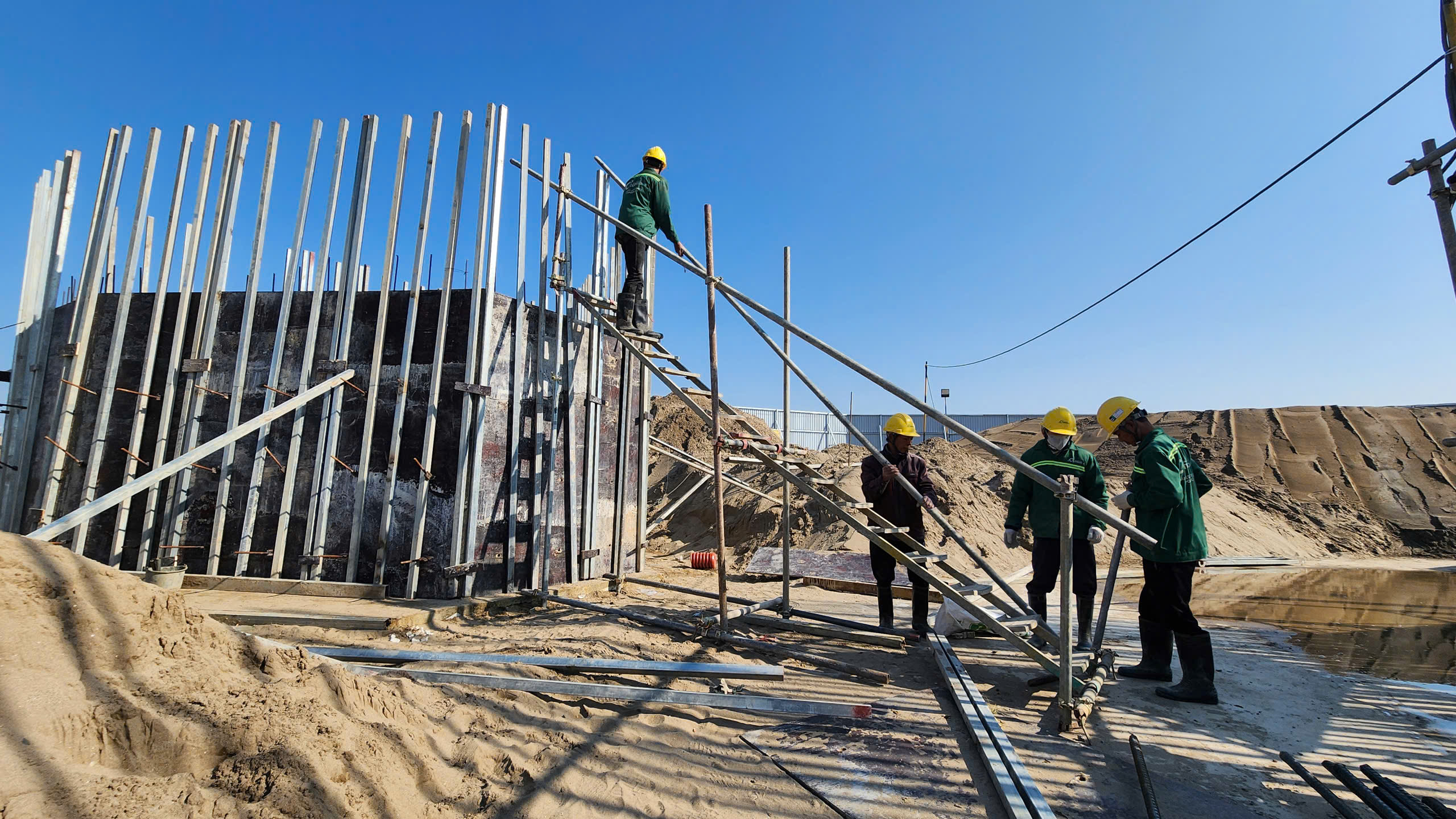 H&agrave;ng ngh&igrave;n c&ocirc;ng nh&acirc;n, m&aacute;y m&oacute;c miệt m&agrave;i &ldquo;chạy đua&rdquo; tiến độ dự &aacute;n s&acirc;n bay Gia B&igrave;nh- Ảnh 12.