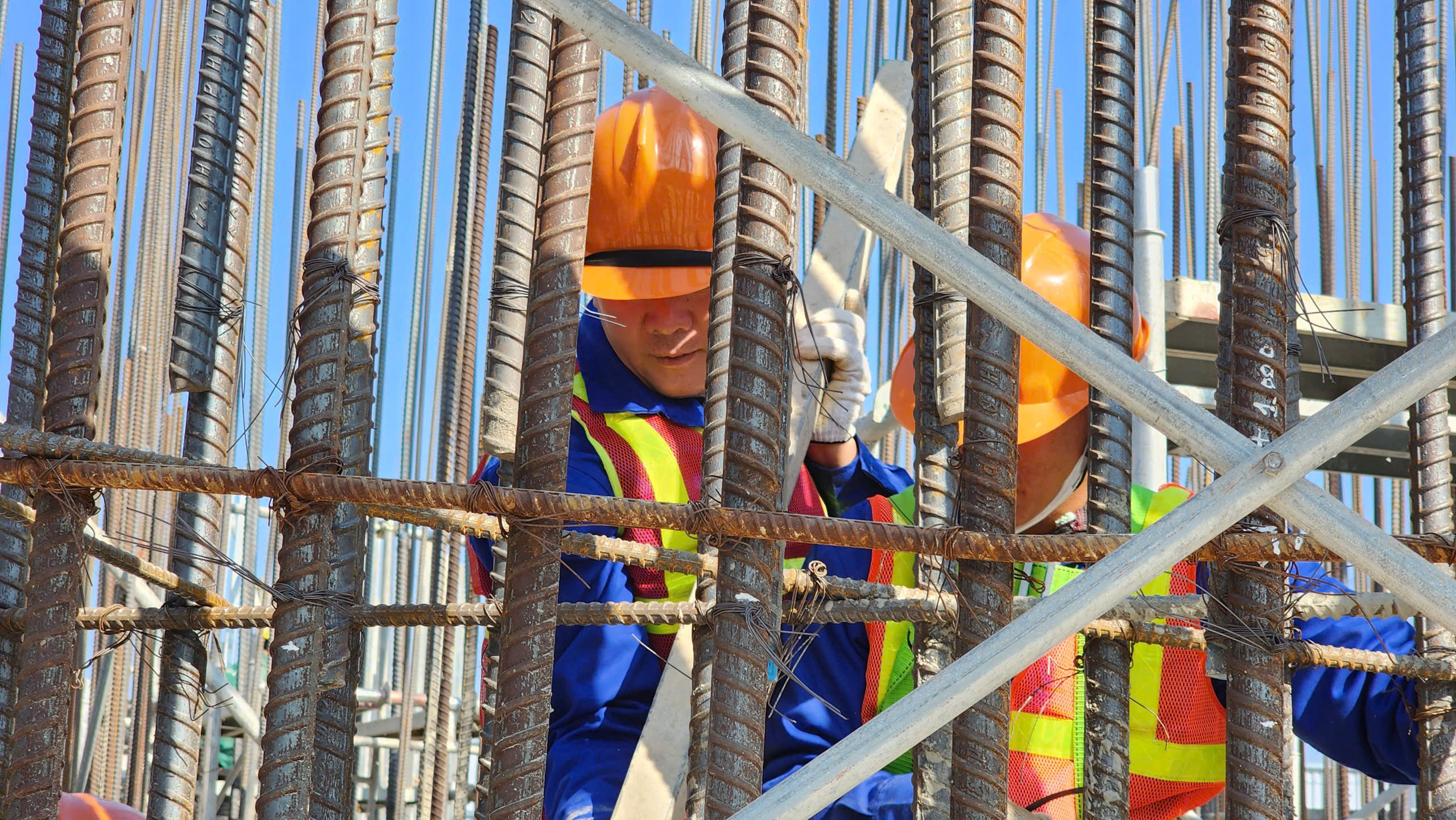 H&agrave;ng ngh&igrave;n c&ocirc;ng nh&acirc;n, m&aacute;y m&oacute;c miệt m&agrave;i &ldquo;chạy đua&rdquo; tiến độ dự &aacute;n s&acirc;n bay Gia B&igrave;nh- Ảnh 11.