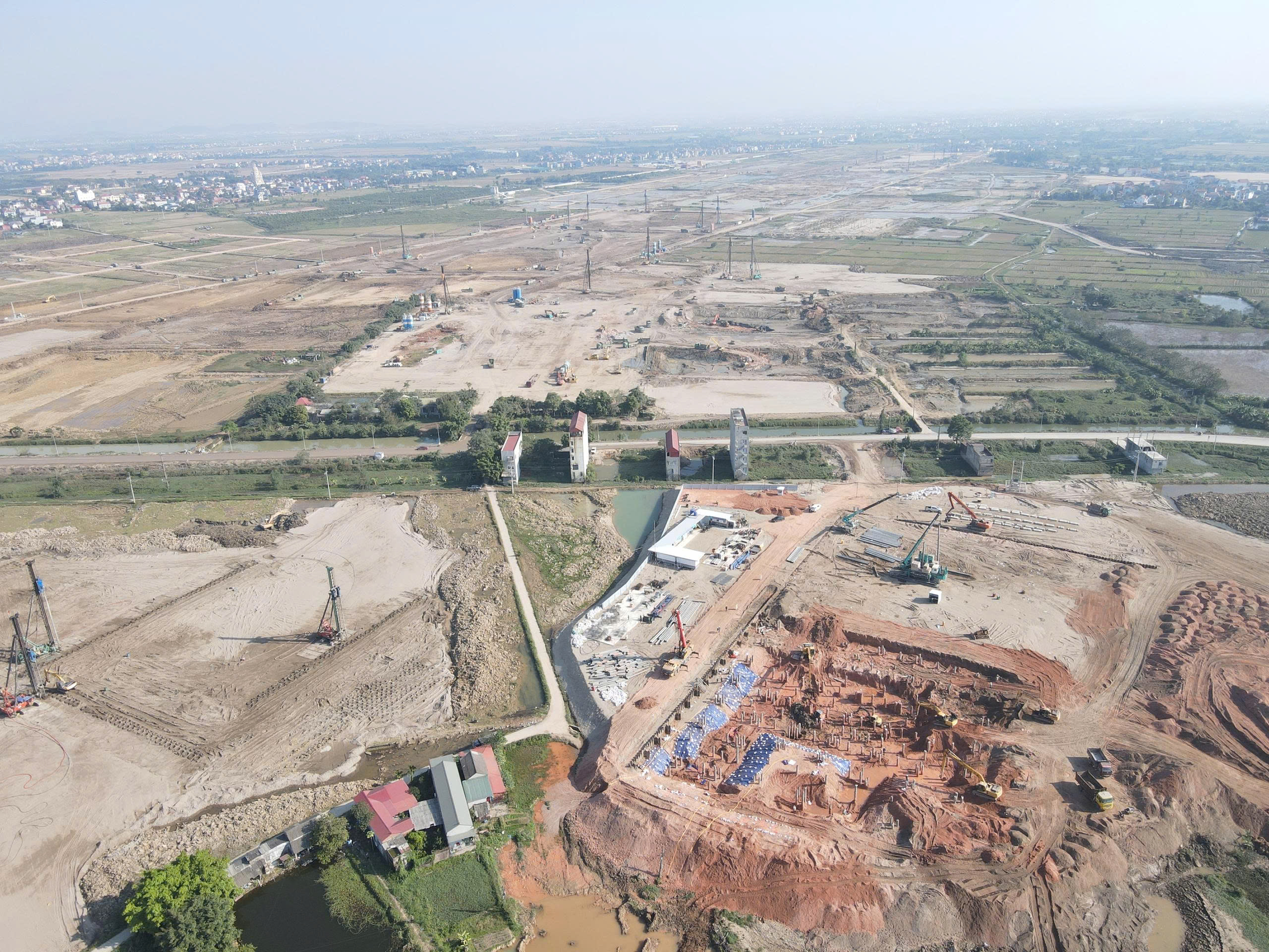 H&agrave;ng ngh&igrave;n c&ocirc;ng nh&acirc;n, m&aacute;y m&oacute;c miệt m&agrave;i &ldquo;chạy đua&rdquo; tiến độ dự &aacute;n s&acirc;n bay Gia B&igrave;nh- Ảnh 13.