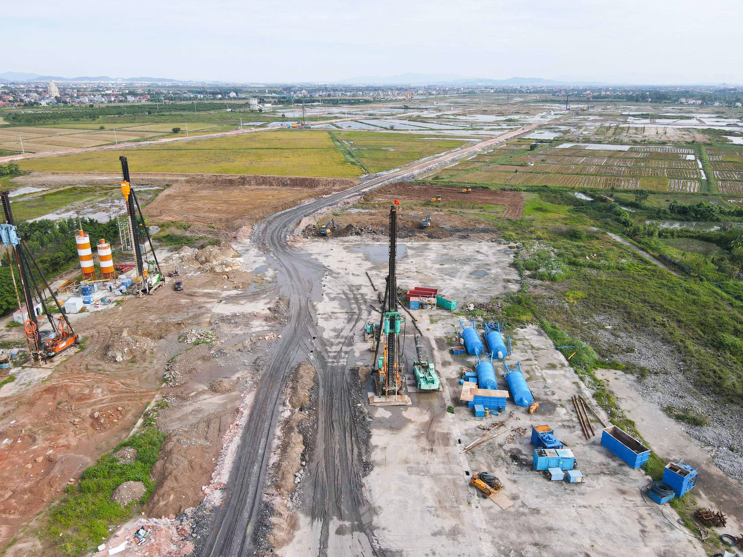 H&agrave;ng ngh&igrave;n c&ocirc;ng nh&acirc;n, m&aacute;y m&oacute;c miệt m&agrave;i &ldquo;chạy đua&rdquo; tiến độ dự &aacute;n s&acirc;n bay Gia B&igrave;nh- Ảnh 15.