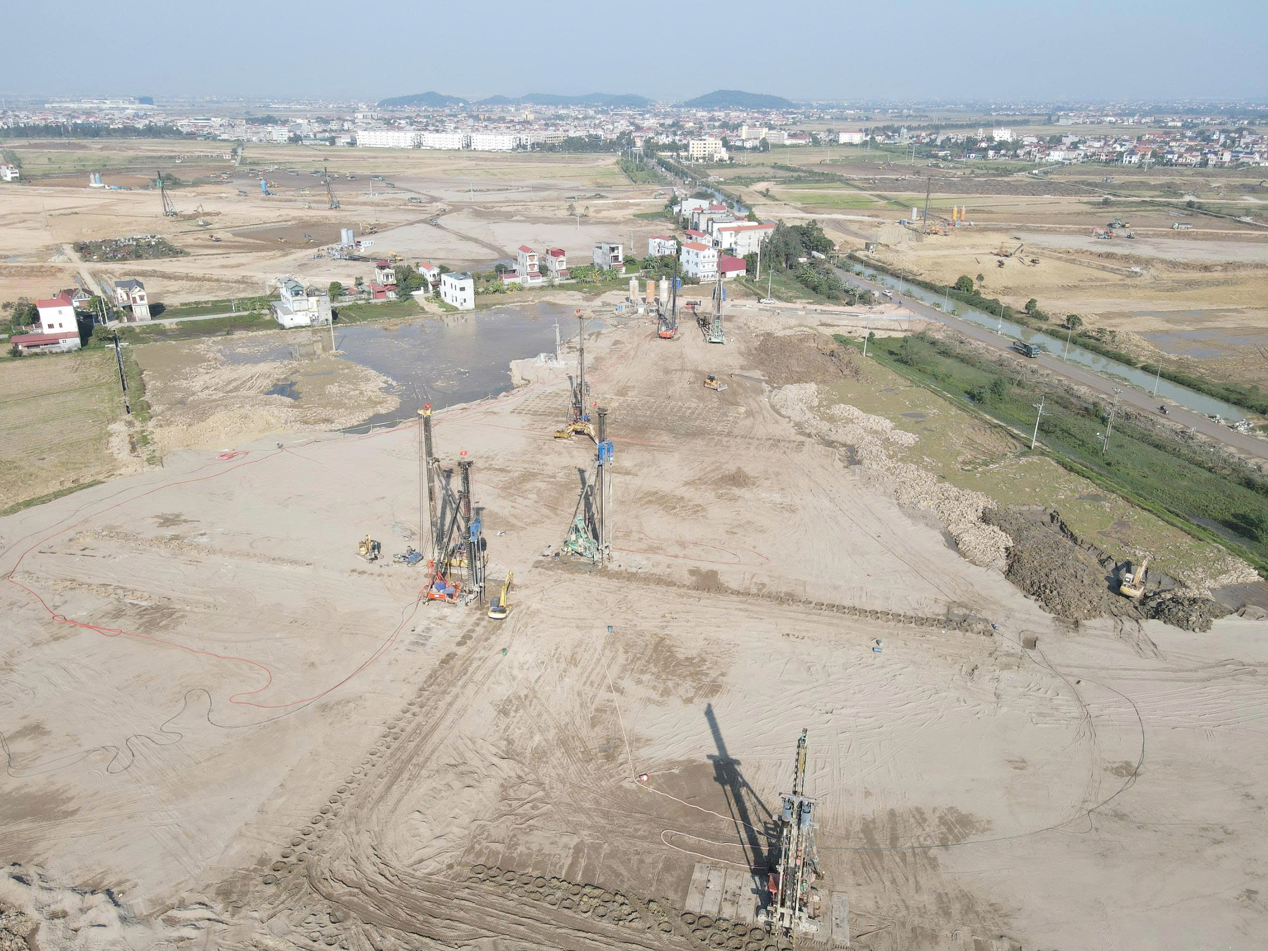 H&agrave;ng ngh&igrave;n c&ocirc;ng nh&acirc;n, m&aacute;y m&oacute;c miệt m&agrave;i &ldquo;chạy đua&rdquo; tiến độ dự &aacute;n s&acirc;n bay Gia B&igrave;nh- Ảnh 14.