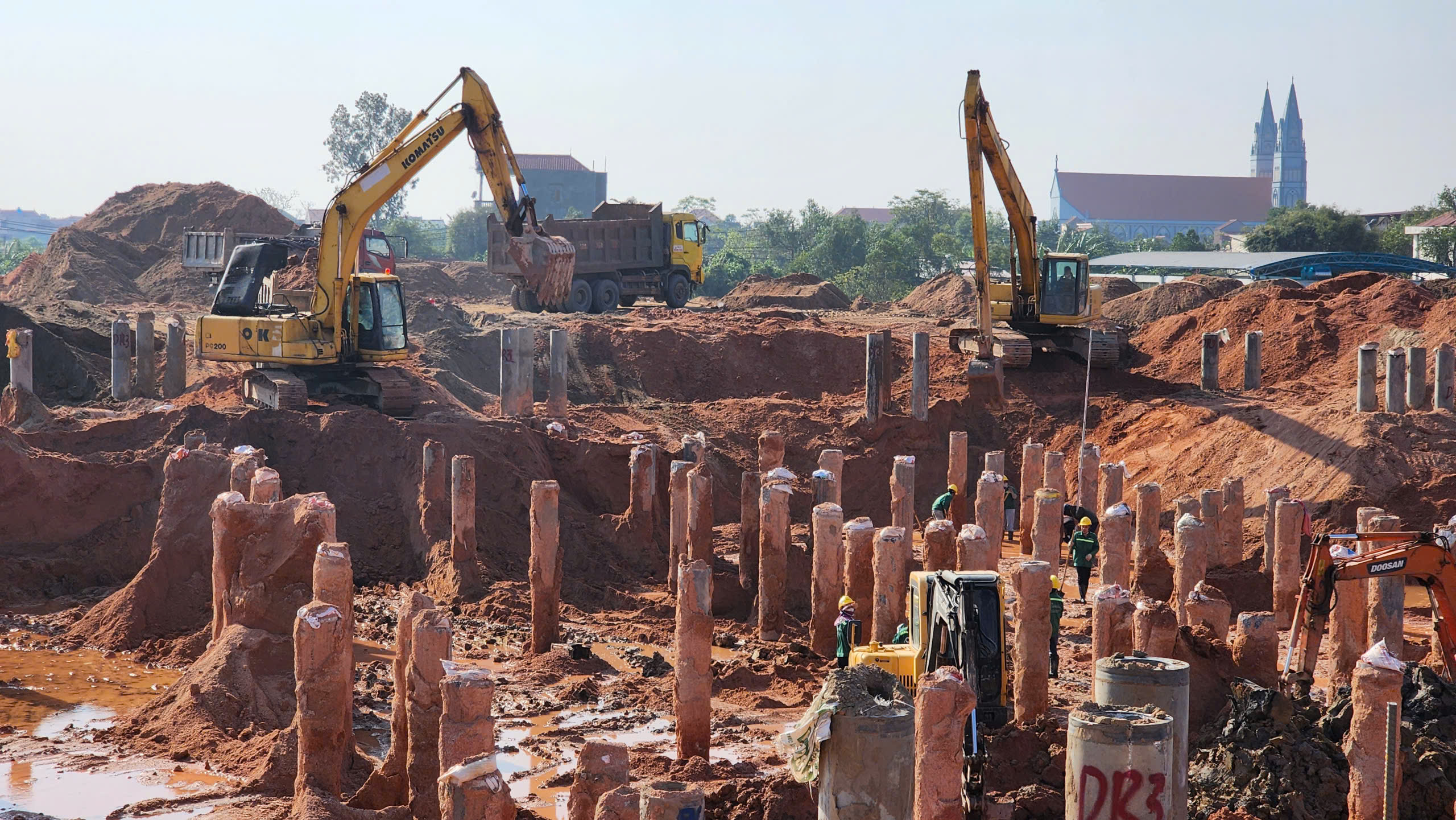 H&agrave;ng ngh&igrave;n c&ocirc;ng nh&acirc;n, m&aacute;y m&oacute;c miệt m&agrave;i &ldquo;chạy đua&rdquo; tiến độ dự &aacute;n s&acirc;n bay Gia B&igrave;nh- Ảnh 2.