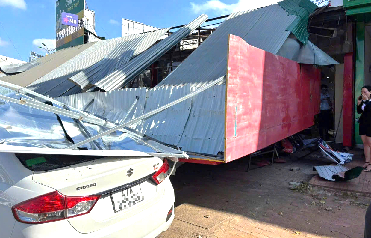 Đắk Lắk: Biển hiệu quảng cáo sập trúng hàng loạt ô tô, xe máy, một người trọng thương- Ảnh 2. Đắk Lắk: Biển hiệu quảng cáo sập trúng hàng loạt ô tô, xe máy, một người trọng thương- Ảnh 2.