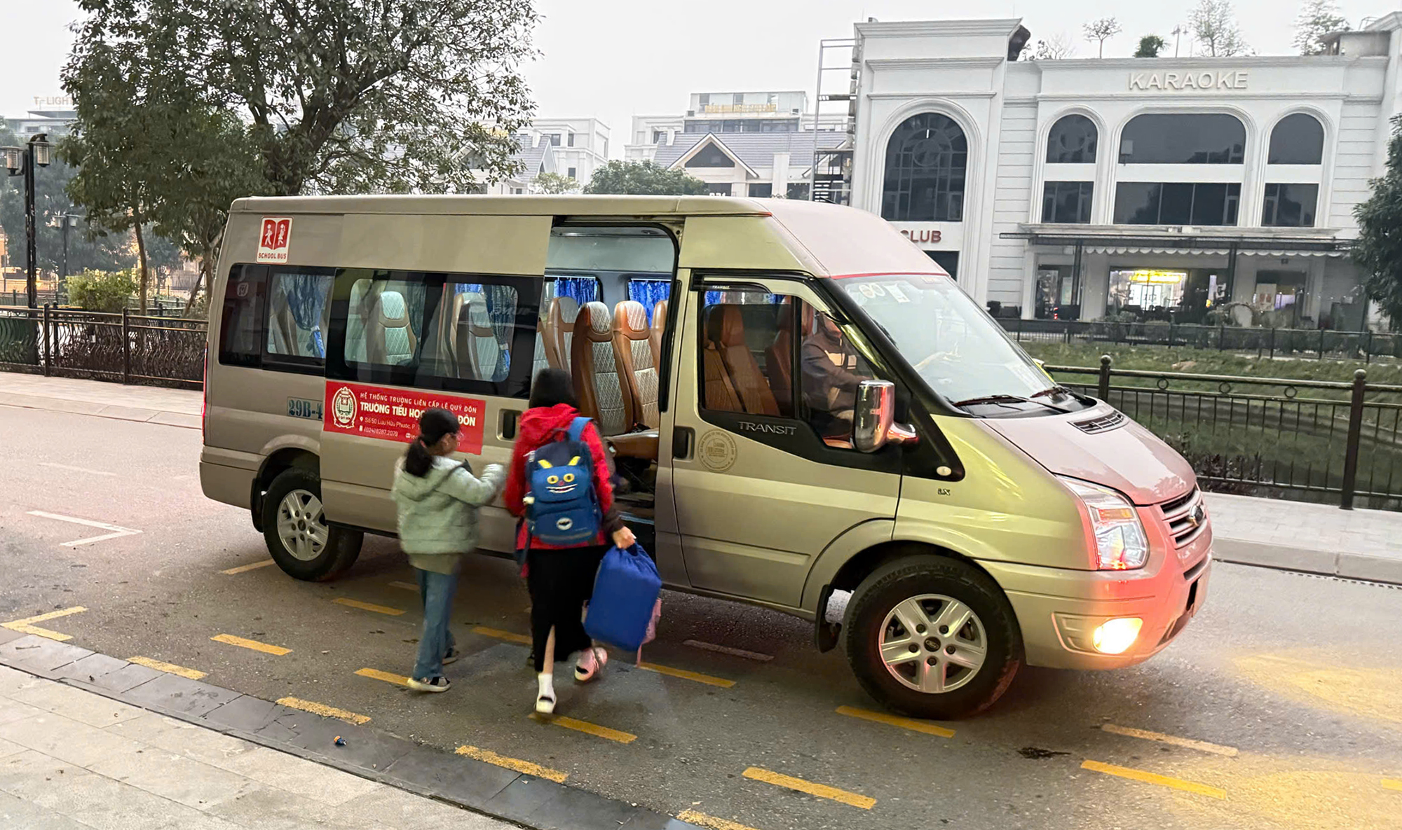 An t&acirc;m hơn với xe đưa đ&oacute;n học sinh- Ảnh 1.