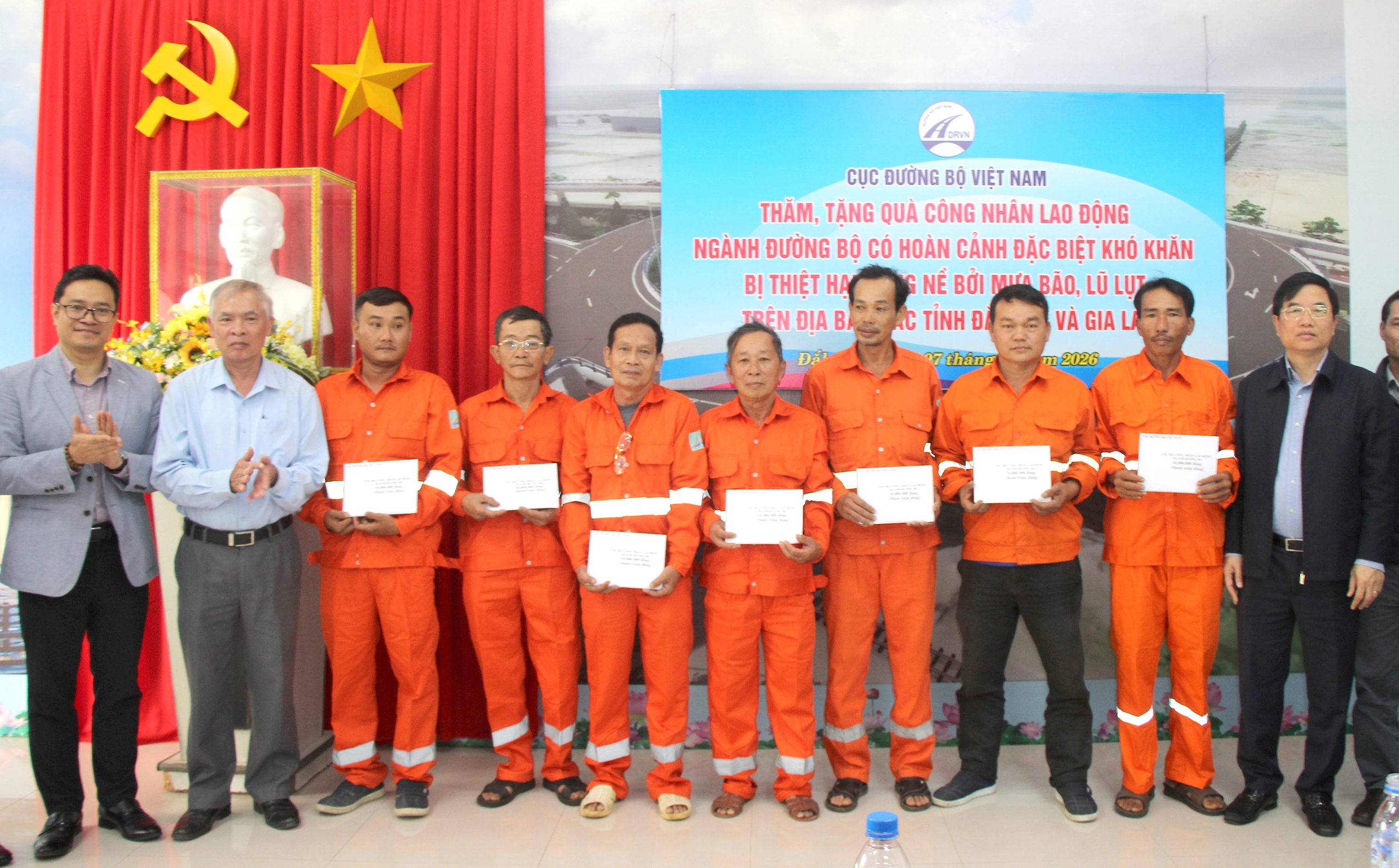 Cục Đường bộ Việt Nam thăm, tặng qu&agrave; c&ocirc;ng nh&acirc;n bị thiệt hại do mưa lũ- Ảnh 1.