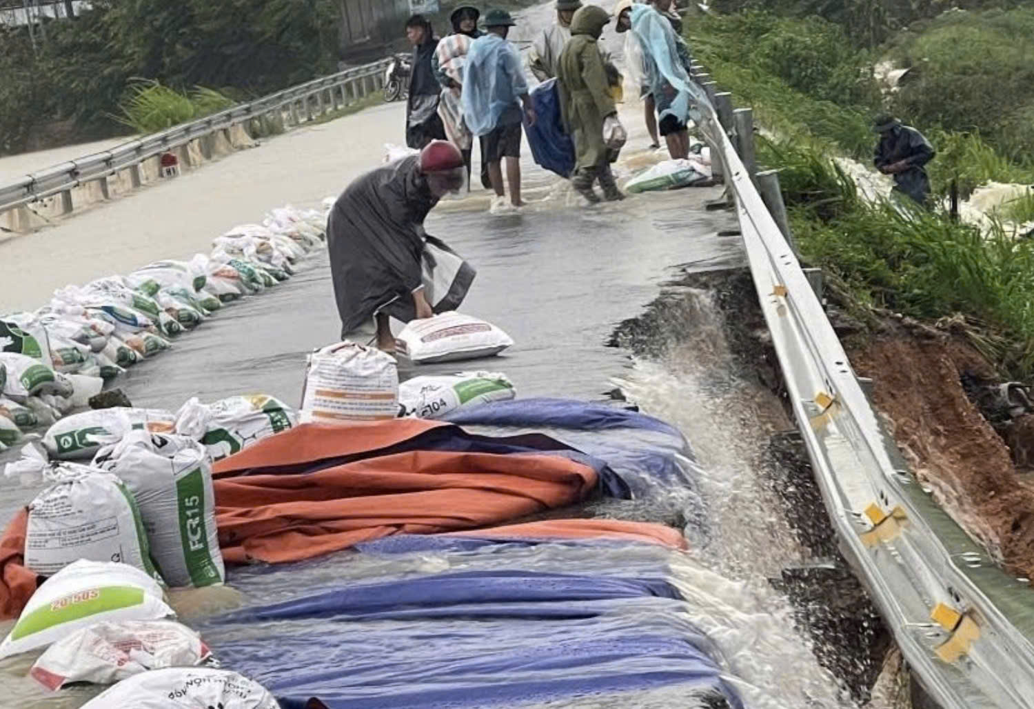 Nghệ An: Th&aacute;o gỡ vướng mắc, đẩy nhanh tiến độ c&aacute;c c&ocirc;ng tr&igrave;nh giao th&ocirc;ng trọng điểm- Ảnh 4.