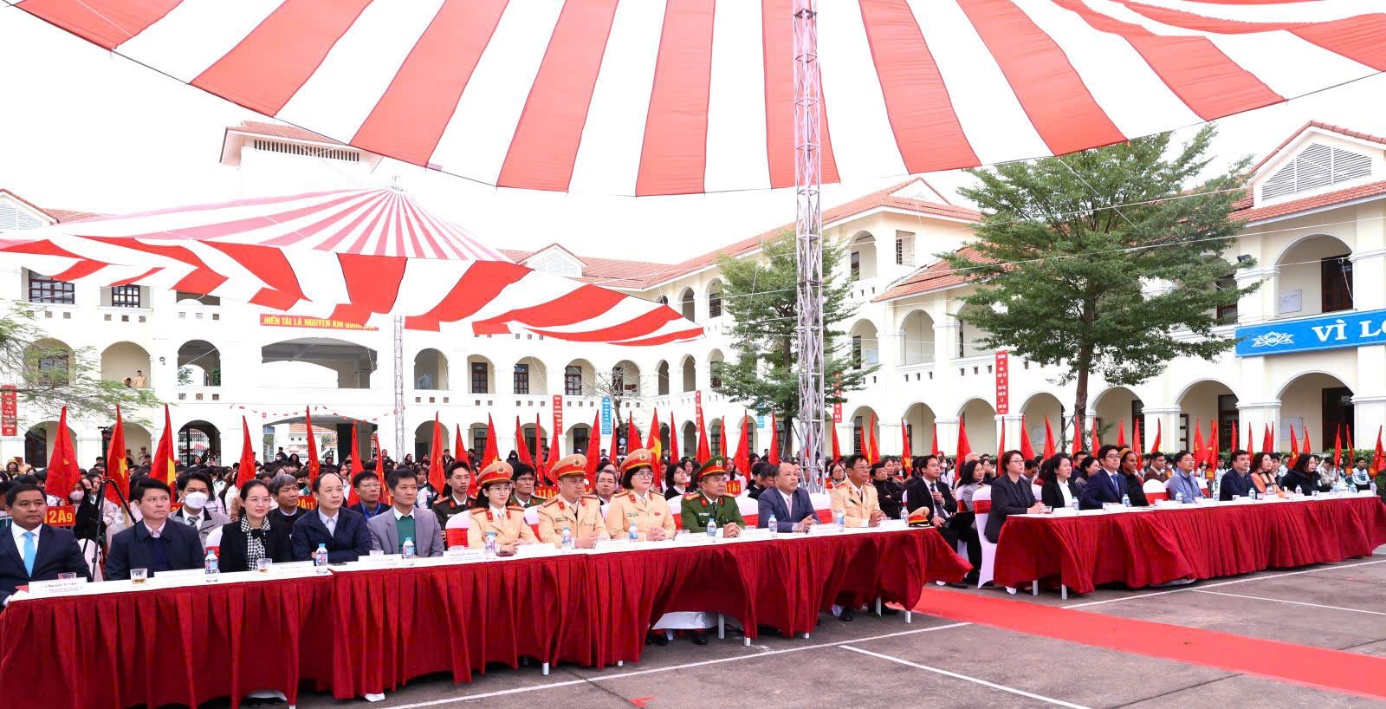 C&ocirc;ng an tỉnh Ninh B&igrave;nh phối hợp trao tặng xe Honda ICONe cho học sinh- Ảnh 2.