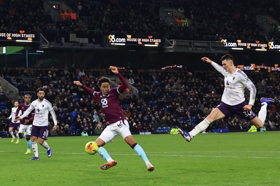 Sesko lập c&uacute; đ&uacute;p, MU vẫn bị Burnley cầm h&ograve;a- Ảnh 2.