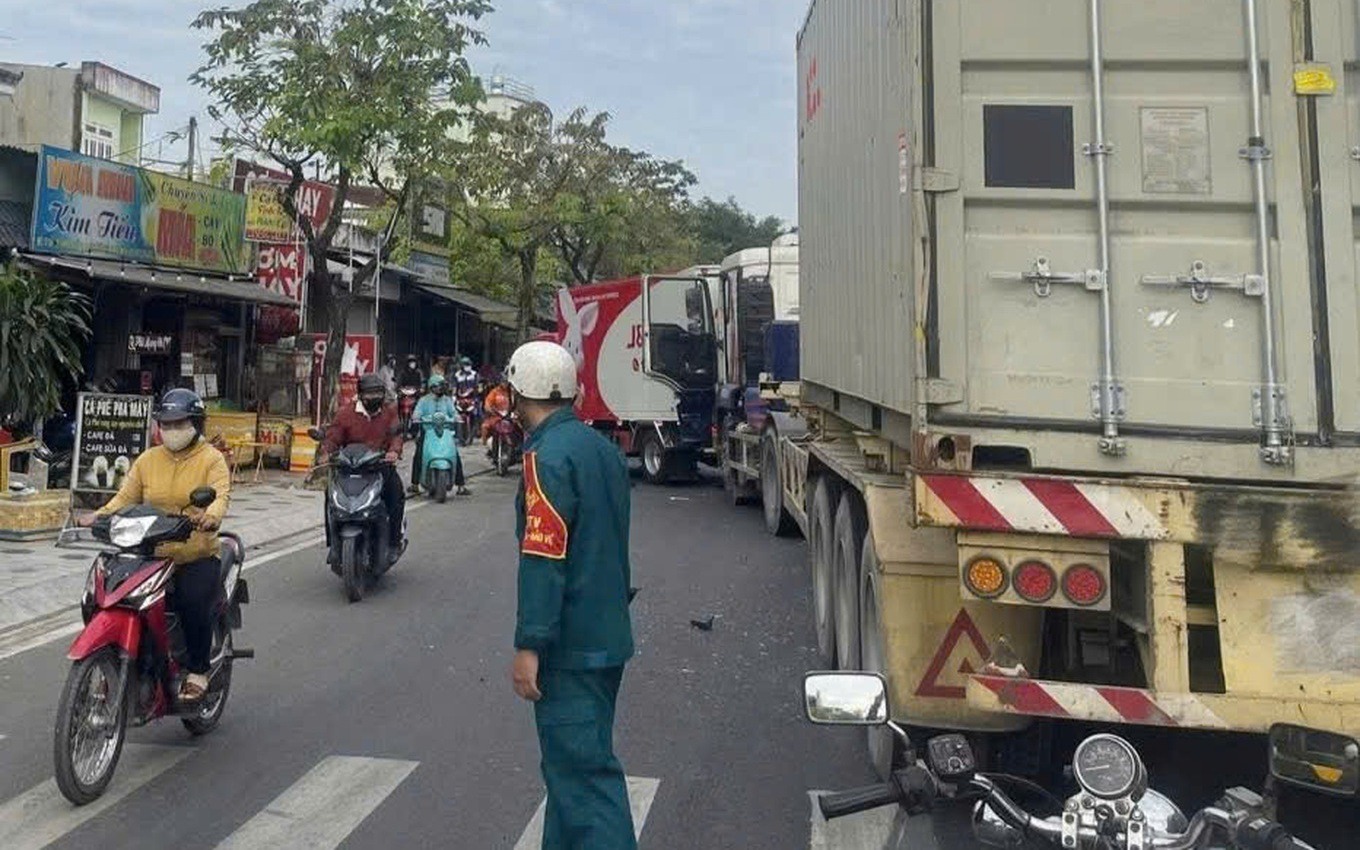 Bản tin TNGT 7/1: Tai nạn li&ecirc;n ho&agrave;n tại TP.HCM khiến một t&agrave;i xế trọng thương
