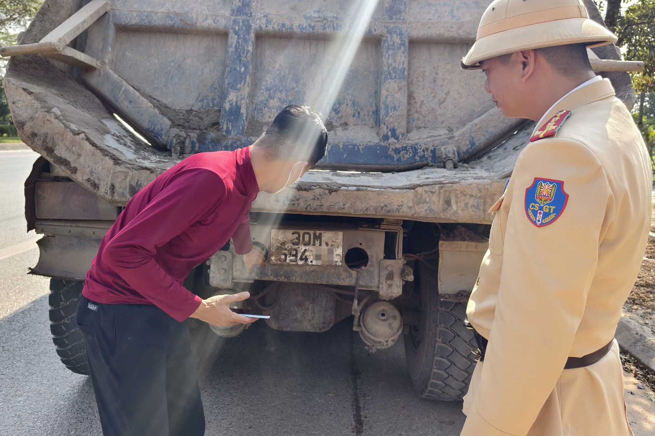 H&agrave; Nội: CSGT tuần tra ng&agrave;y đ&ecirc;m, ngăn xe qu&aacute; tải lộng h&agrave;nh dịp cuối năm- Ảnh 5.