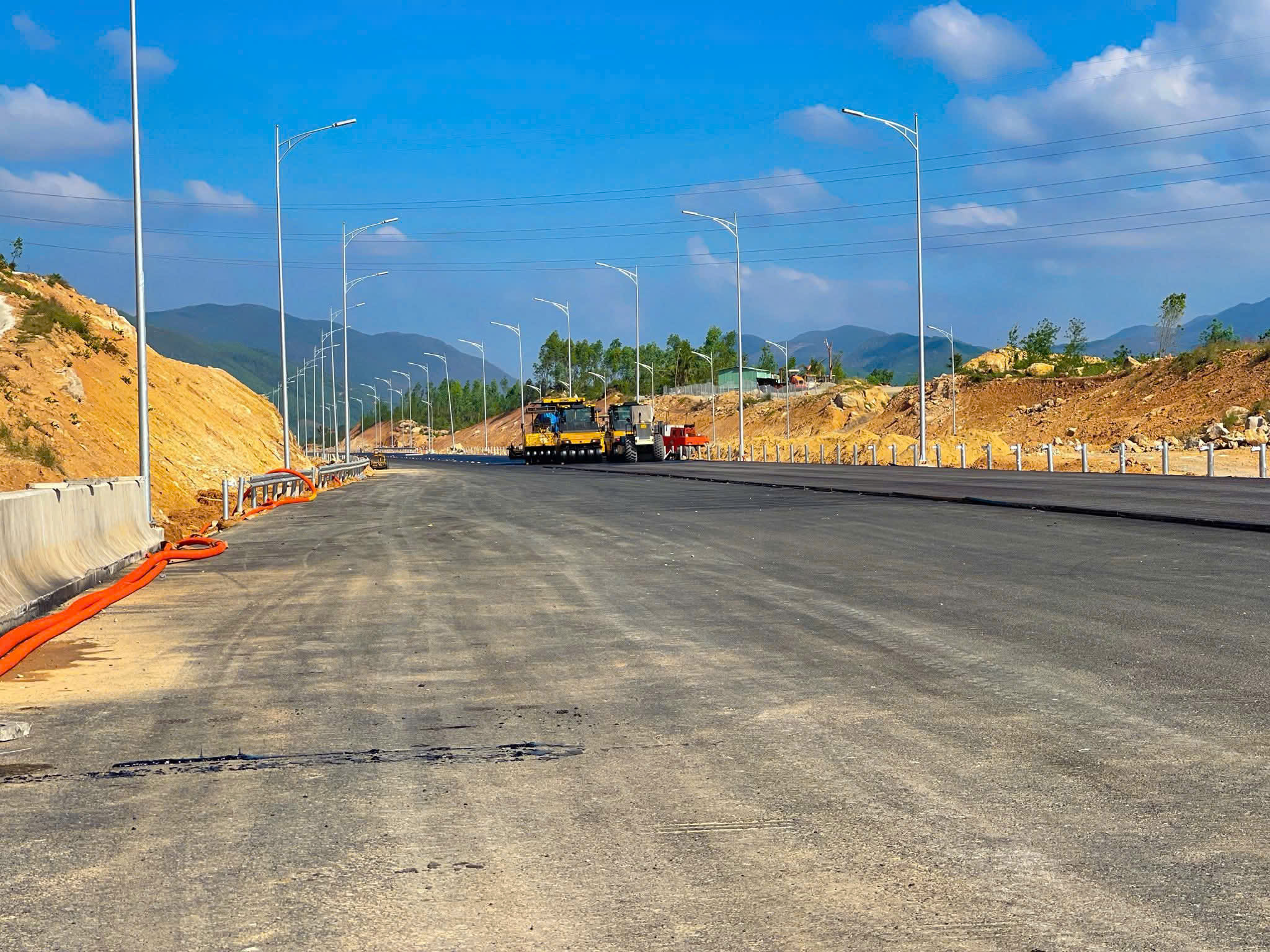 Đẩy nhanh thi c&ocirc;ng đưa cao tốc Quy Nhơn - Ch&iacute; Thạnh về đ&iacute;ch- Ảnh 1.