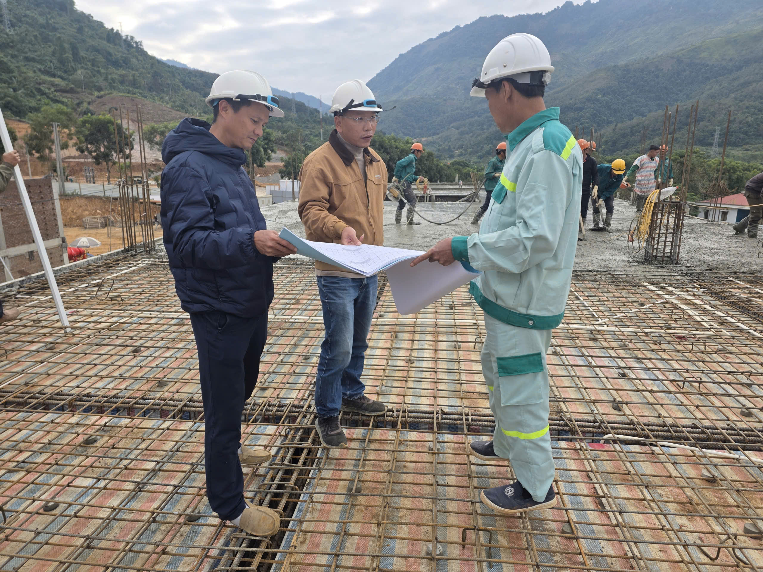Giữa gi&aacute; r&eacute;t 10&deg;C, h&agrave;ng trăm c&ocirc;ng nh&acirc;n tăng ca, b&aacute;m tiến độ dự &aacute;n trường nội tr&uacute; Phong Thổ- Ảnh 8.