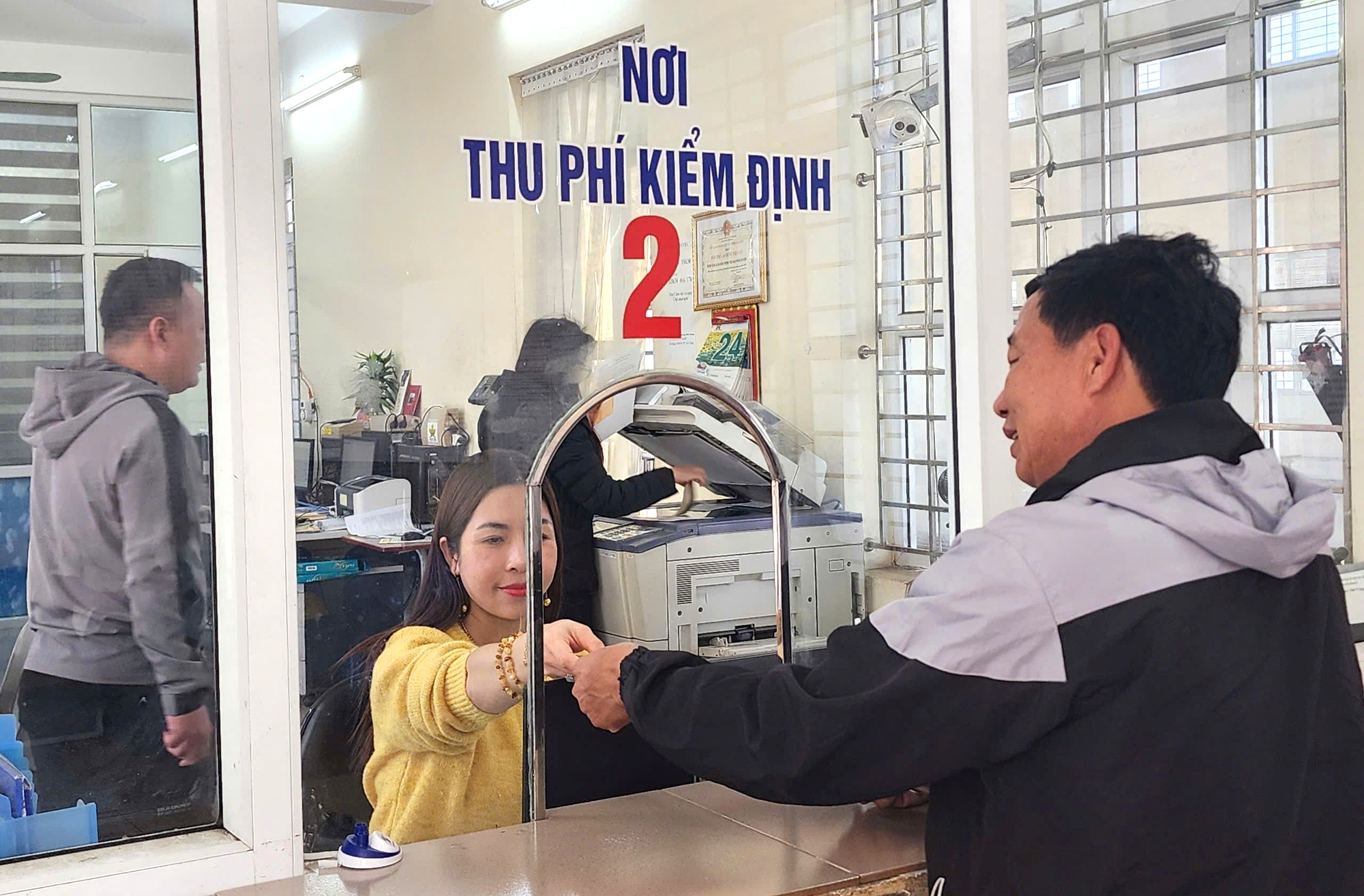 Ninh B&igrave;nh: Đơn giản thủ tục thu ph&iacute; đường bộ, giảm chi ph&iacute; đăng kiểm- Ảnh 2.