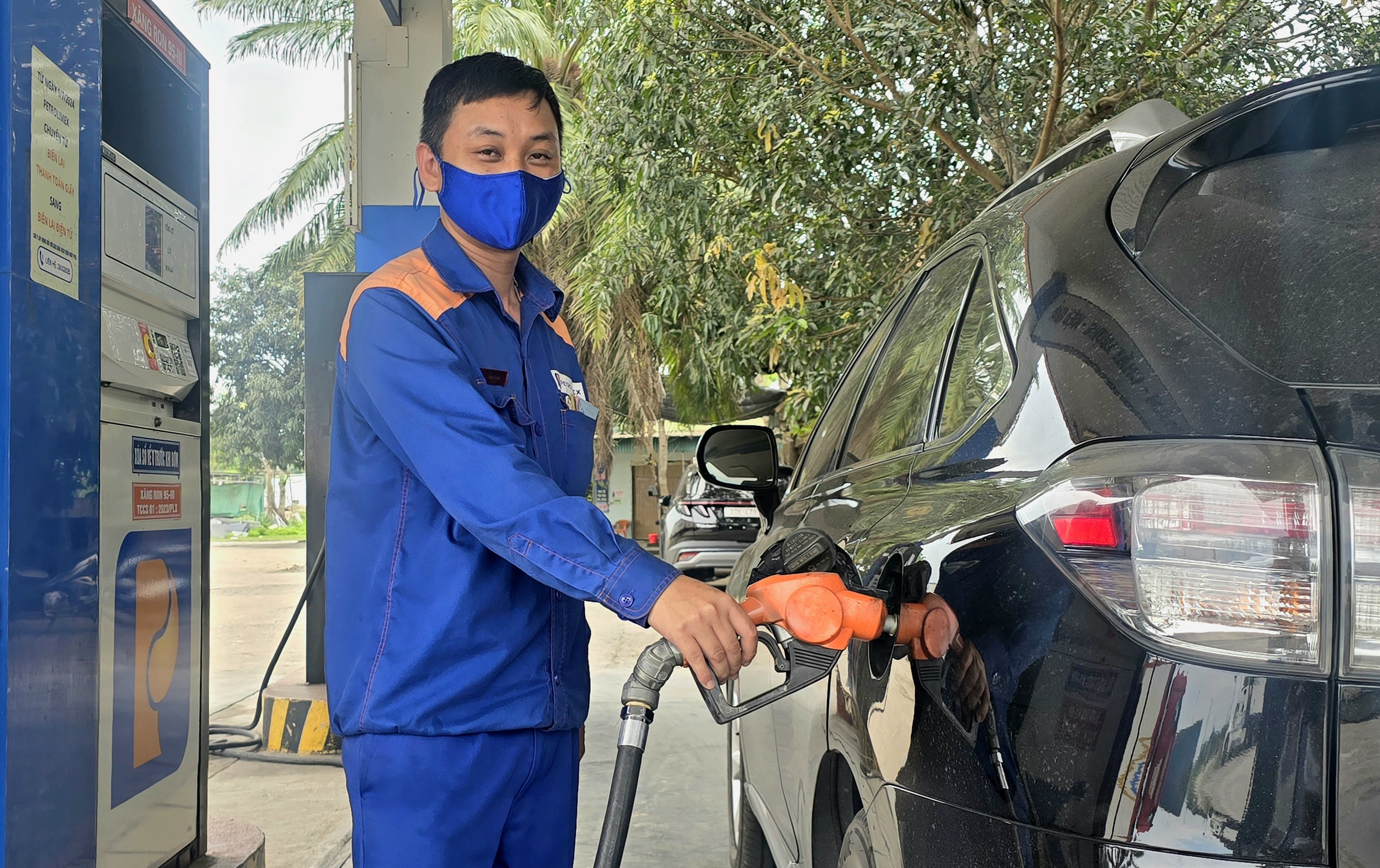 Gi&aacute; xăng giảm mạnh, RON 95 về s&aacute;t 18.500 đồng/l&iacute;t- Ảnh 1.