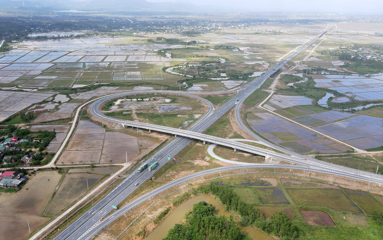 GRDP Hà Tĩnh bứt tốc từ những con đường mở lối- Ảnh 1. GRDP Hà Tĩnh bứt tốc từ những con đường mở lối- Ảnh 1.