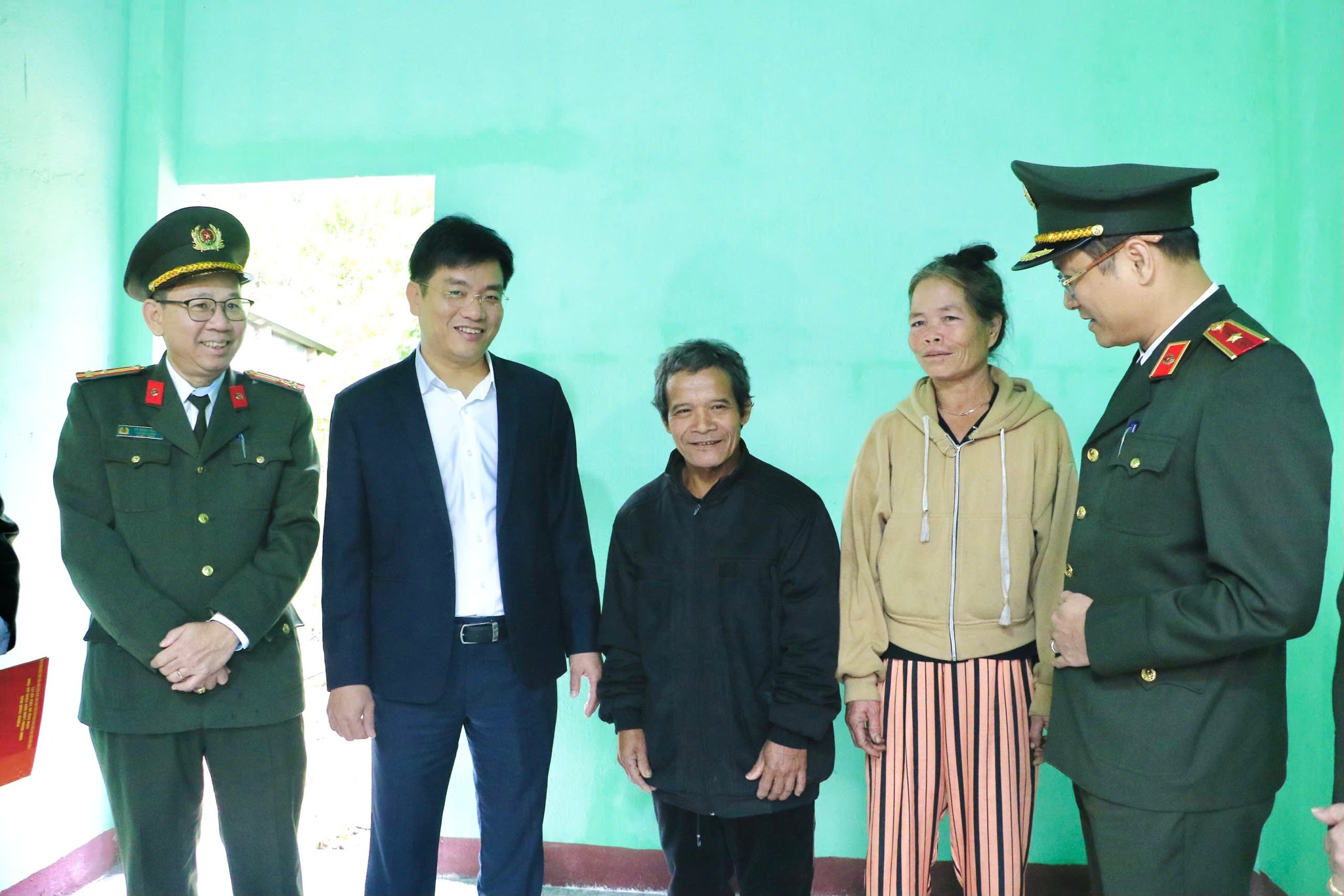C&ocirc;ng an tỉnh Quảng Ng&atilde;i tiếp tục b&agrave;n giao nh&agrave; thuộc &ldquo;Chiến dịch Quang Trung&rdquo;- Ảnh 3.
