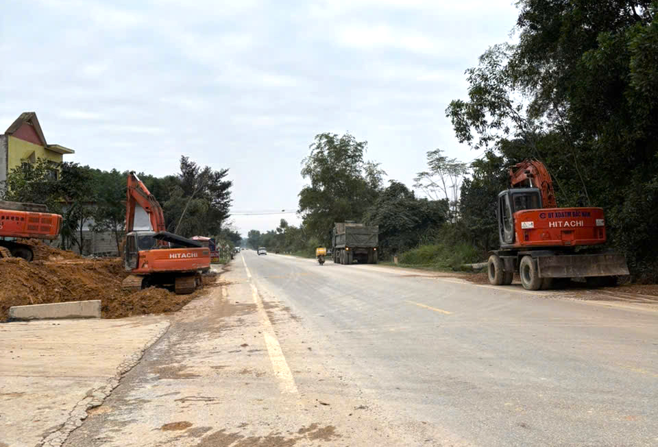 Thanh H&oacute;a: Bổ sung biển b&aacute;o ở đoạn đường xảy ra vụ TNGT khiến 4 người gặp nạn- Ảnh 2.