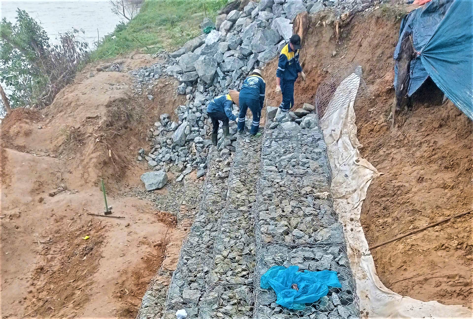 Huế: Nỗ lực gia cố rọ đ&aacute;, khắc phục sạt lở quốc lộ 49- Ảnh 3.