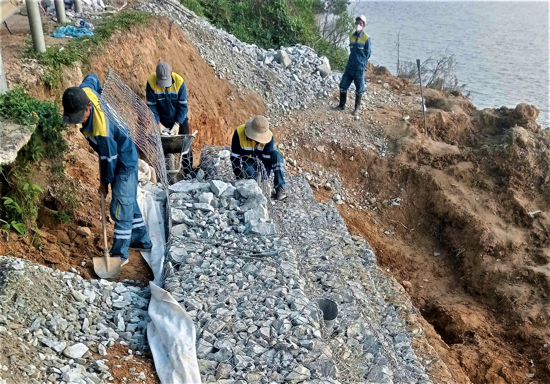Huế: Nỗ lực gia cố rọ đ&aacute;, khắc phục sạt lở quốc lộ 49- Ảnh 6.