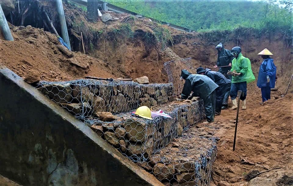 Huế: Nỗ lực gia cố rọ đ&aacute;, khắc phục sạt lở quốc lộ 49- Ảnh 8.