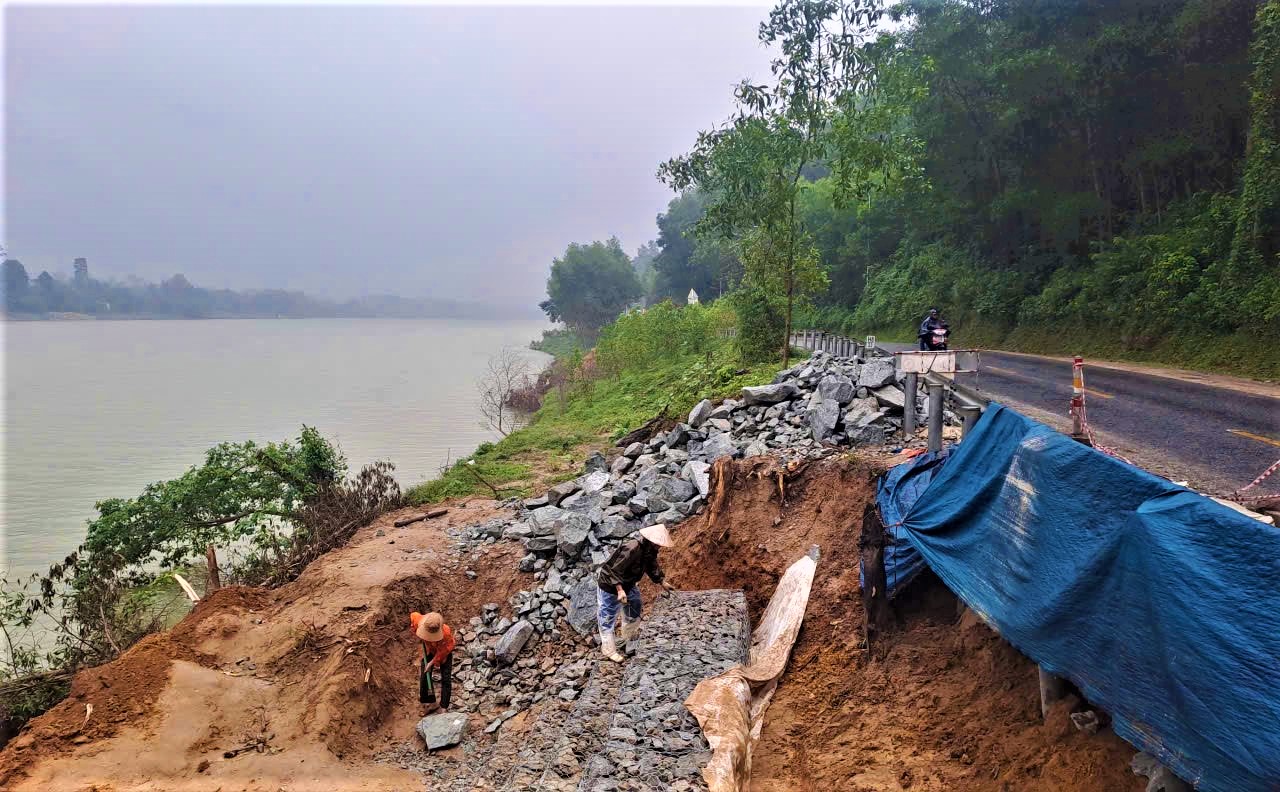 Huế: Nỗ lực gia cố rọ đ&aacute;, khắc phục sạt lở quốc lộ 49- Ảnh 10.