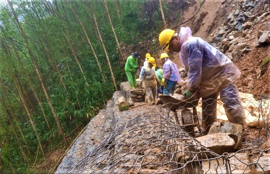 Huế: Nỗ lực gia cố rọ đ&aacute;, khắc phục sạt lở quốc lộ 49- Ảnh 12.